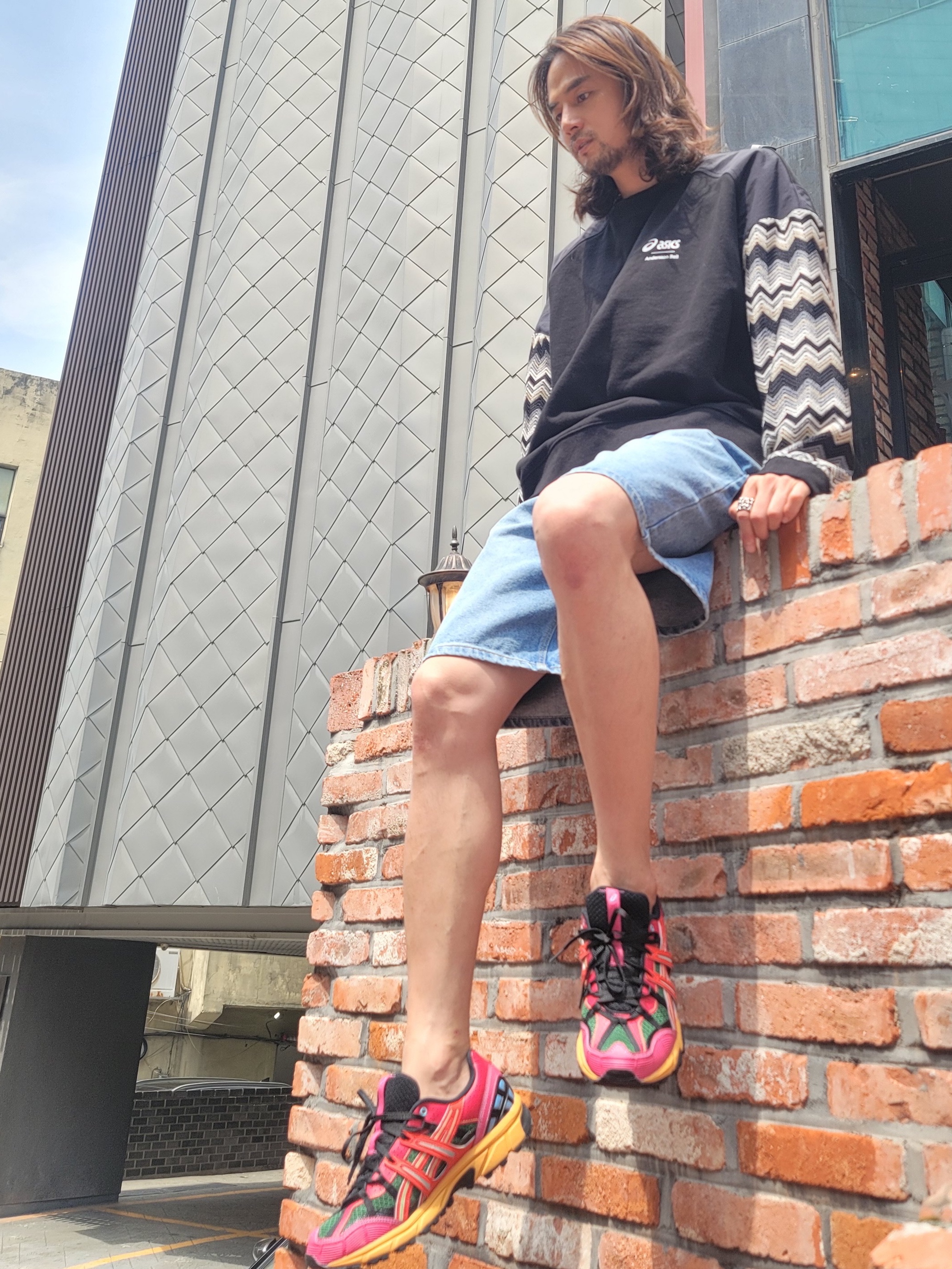 Asics x Andersson Bell Gel-Sonoma 15-50 Bright Rose Evergreen, Andersson Bell x Asics Contrast Sweatshirt Black 착용 스타일