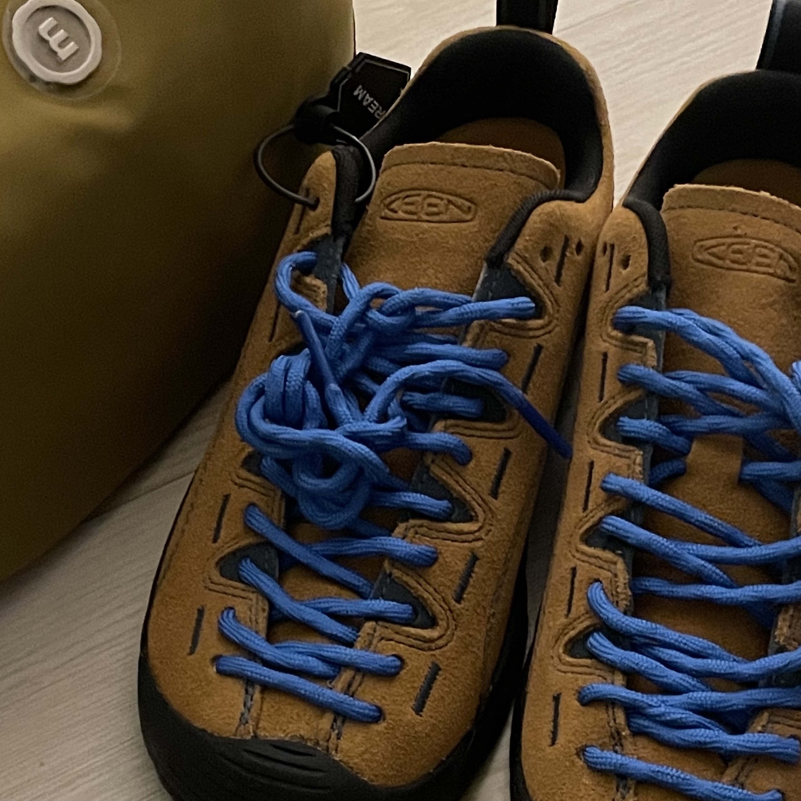 (W) Keen Jasper Suede Sneakers Camel 착용 스타일 - 1