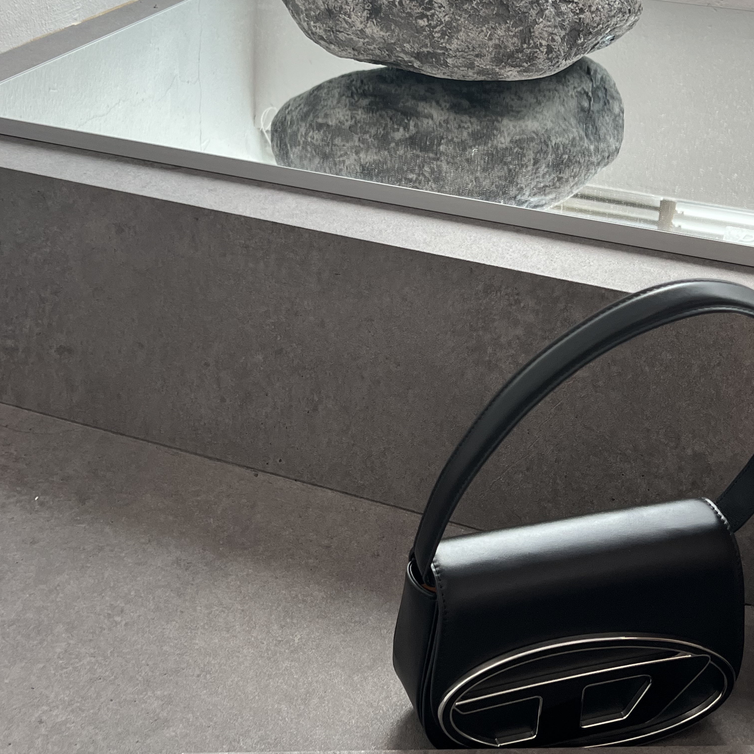 Diesel 1DR Shoulder Bag in Nappa Leather Black 착용 스타일 - 3