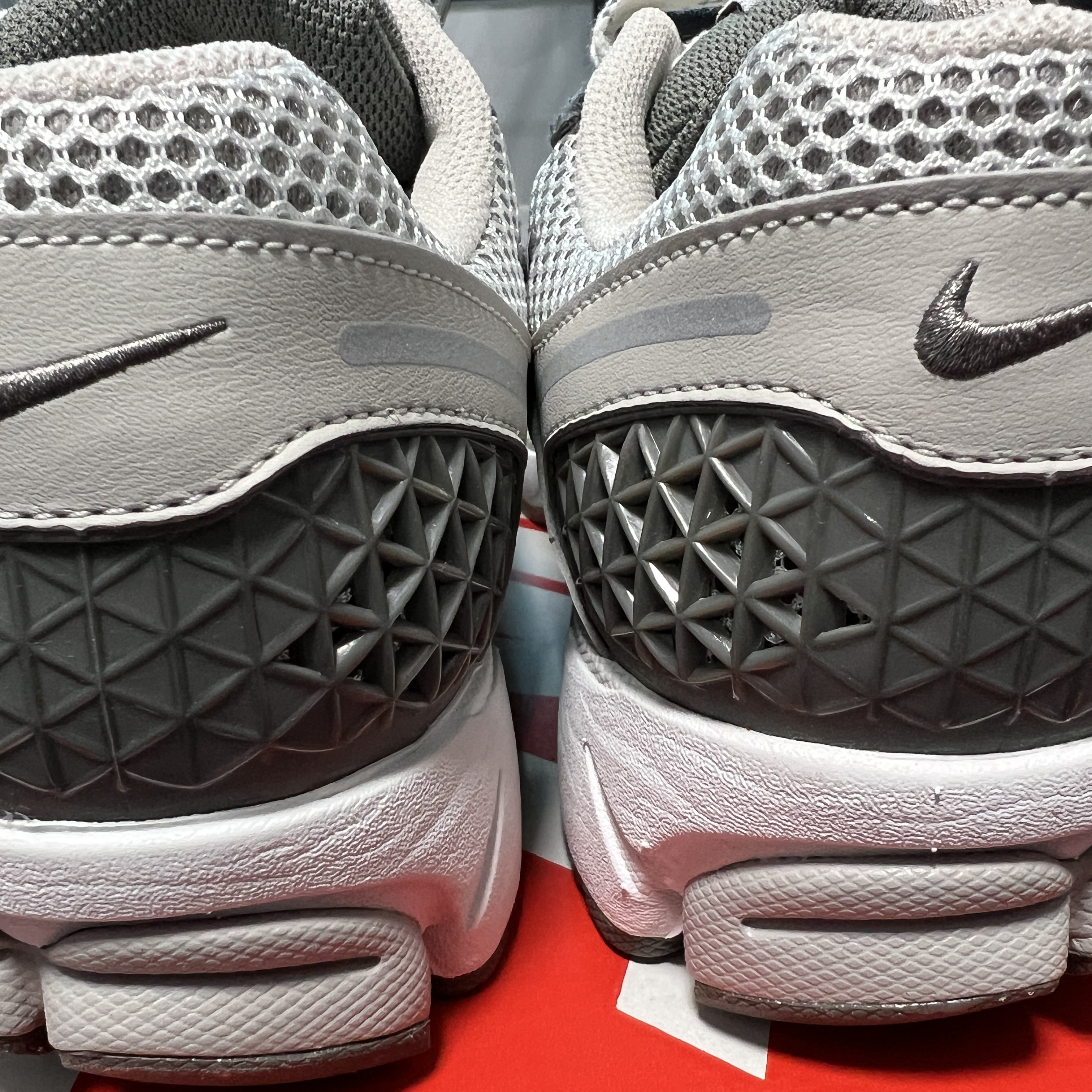 Nike Zoom Vomero 5 PRM Light Iron Ore and Flat Fewter 착용 스타일 - 5