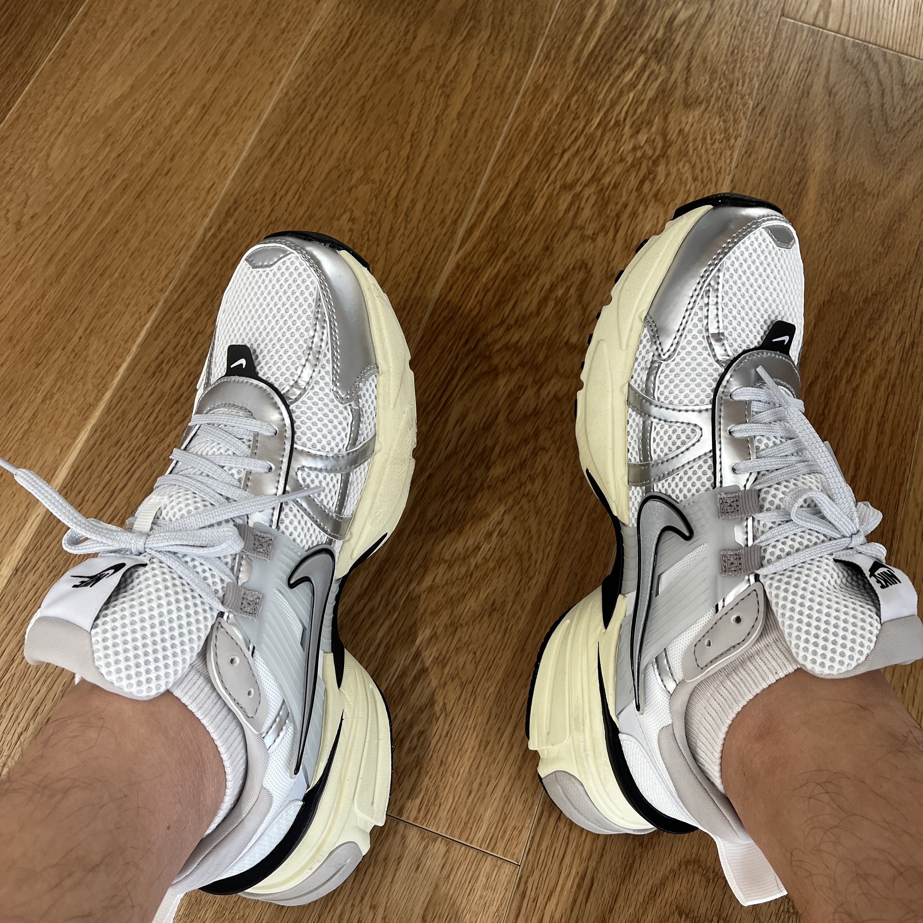 Nike V2K Run Summit White Metallic Silver 착용 스타일 - 2