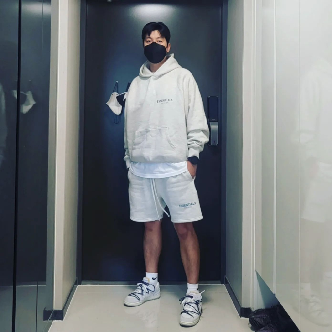 Essentials The Core Collection Pullover Hoodie Oatmeal, Essentials The Core Collection Sweatshorts Oatmeal 착용 스타일