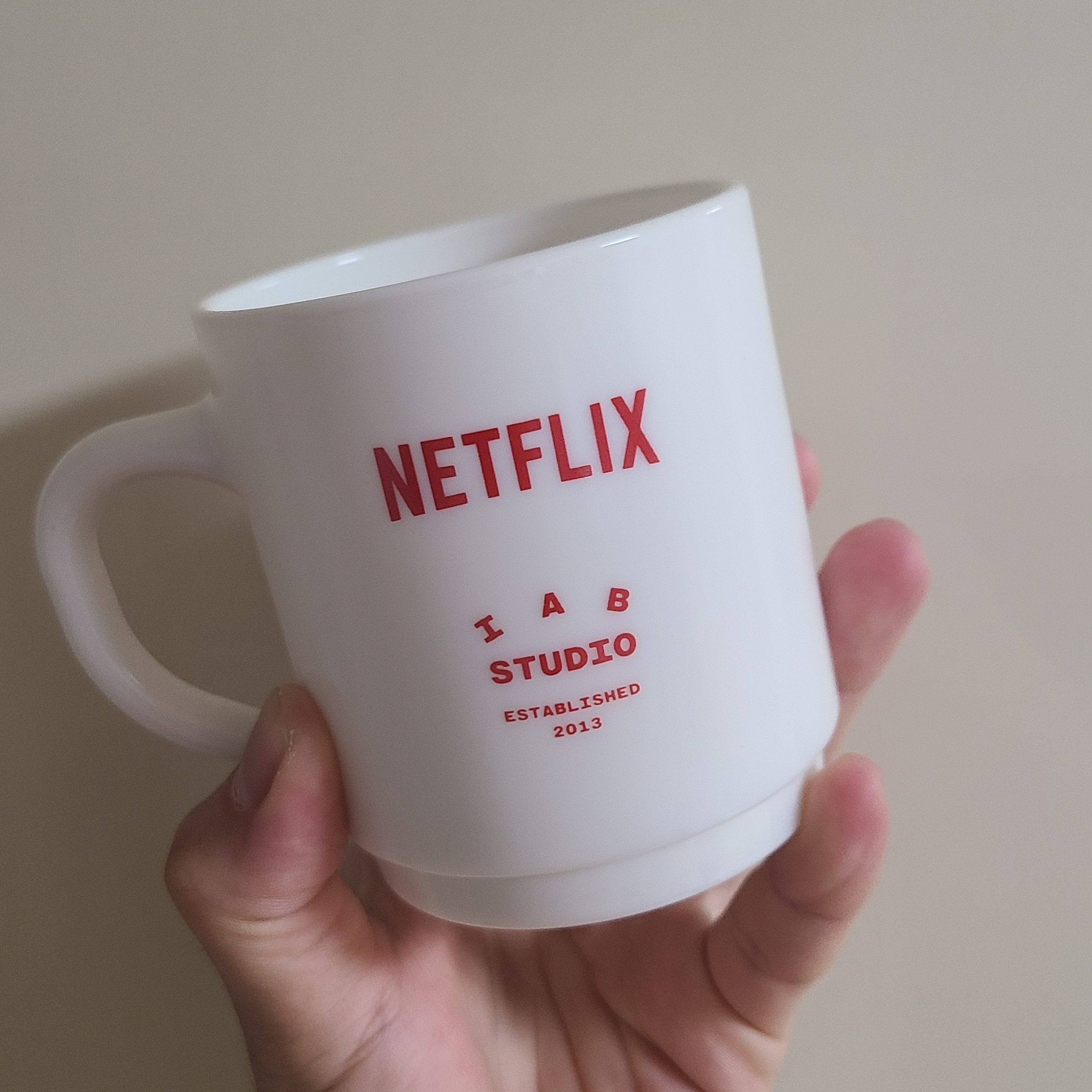 IAB Studio x Netflix Milk Glass White 착용 스타일