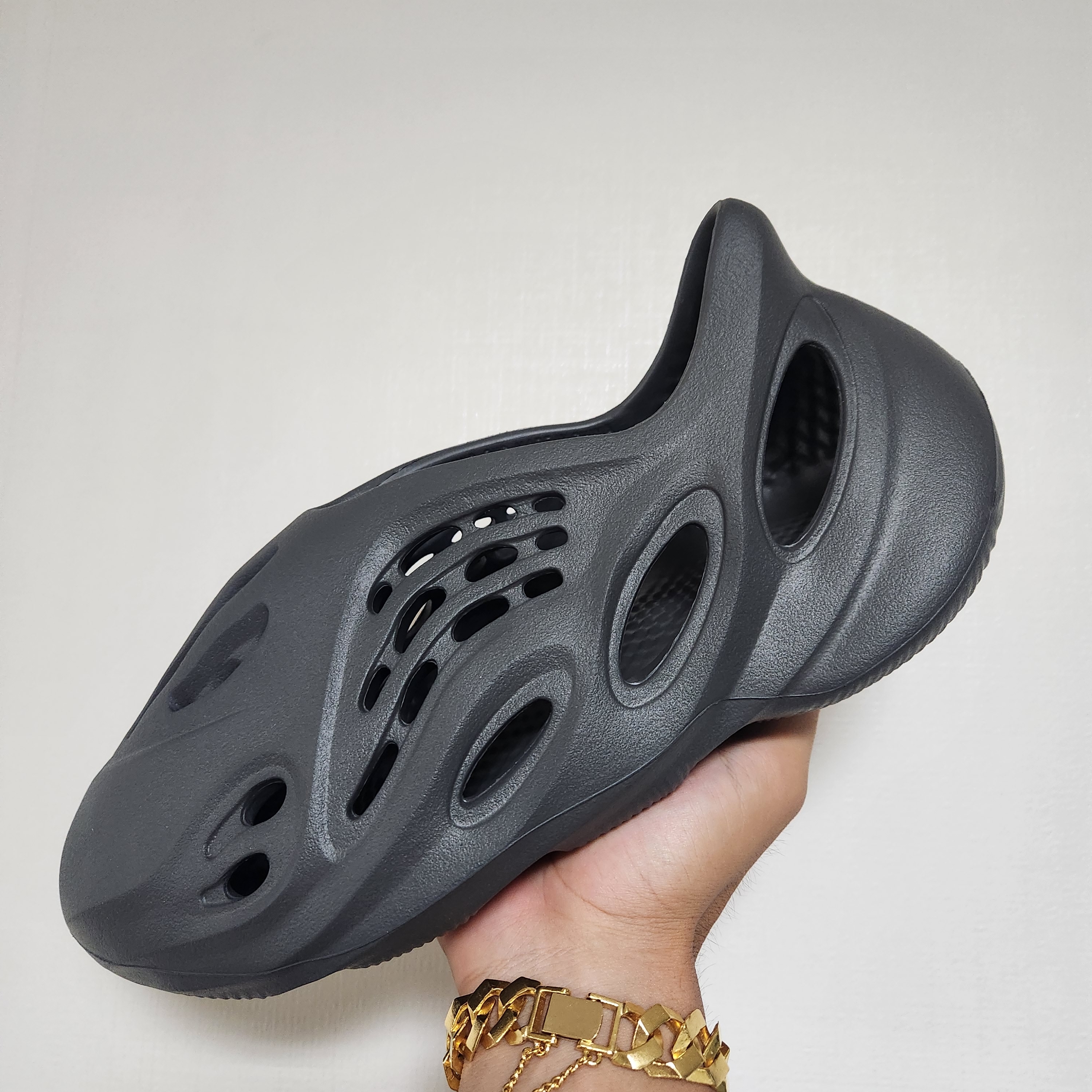 Adidas Yeezy Foam RNNR Carbon 착용 스타일