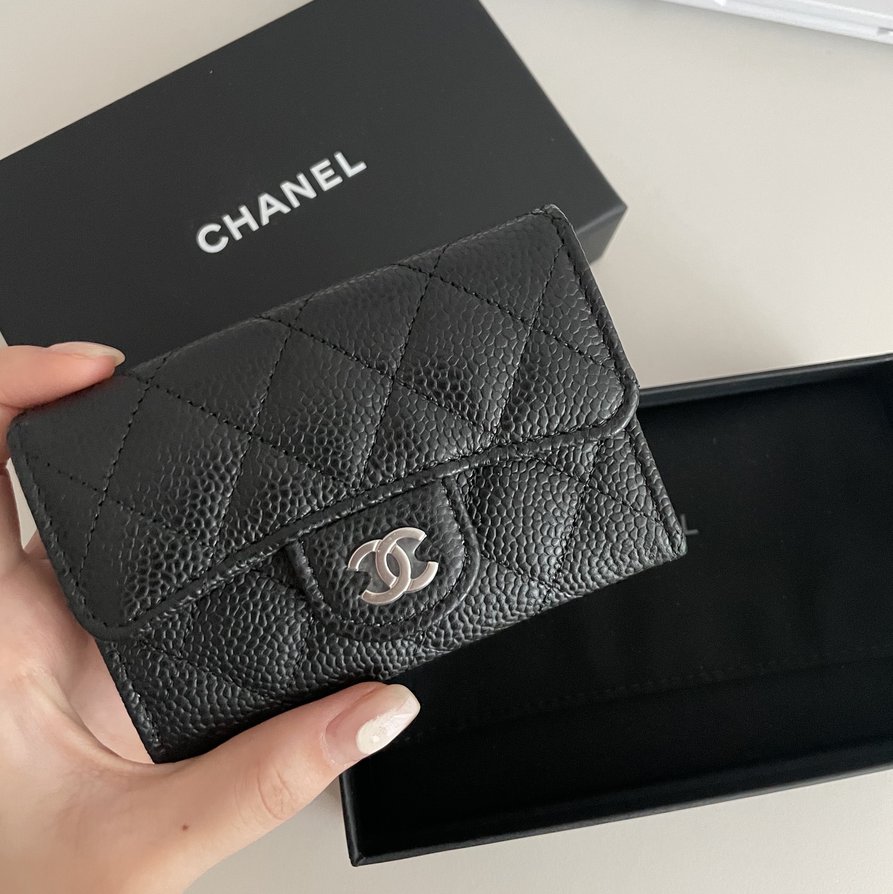 Chanel Classic Card Holder Grained Calfskin & Silver Black 착용 스타일