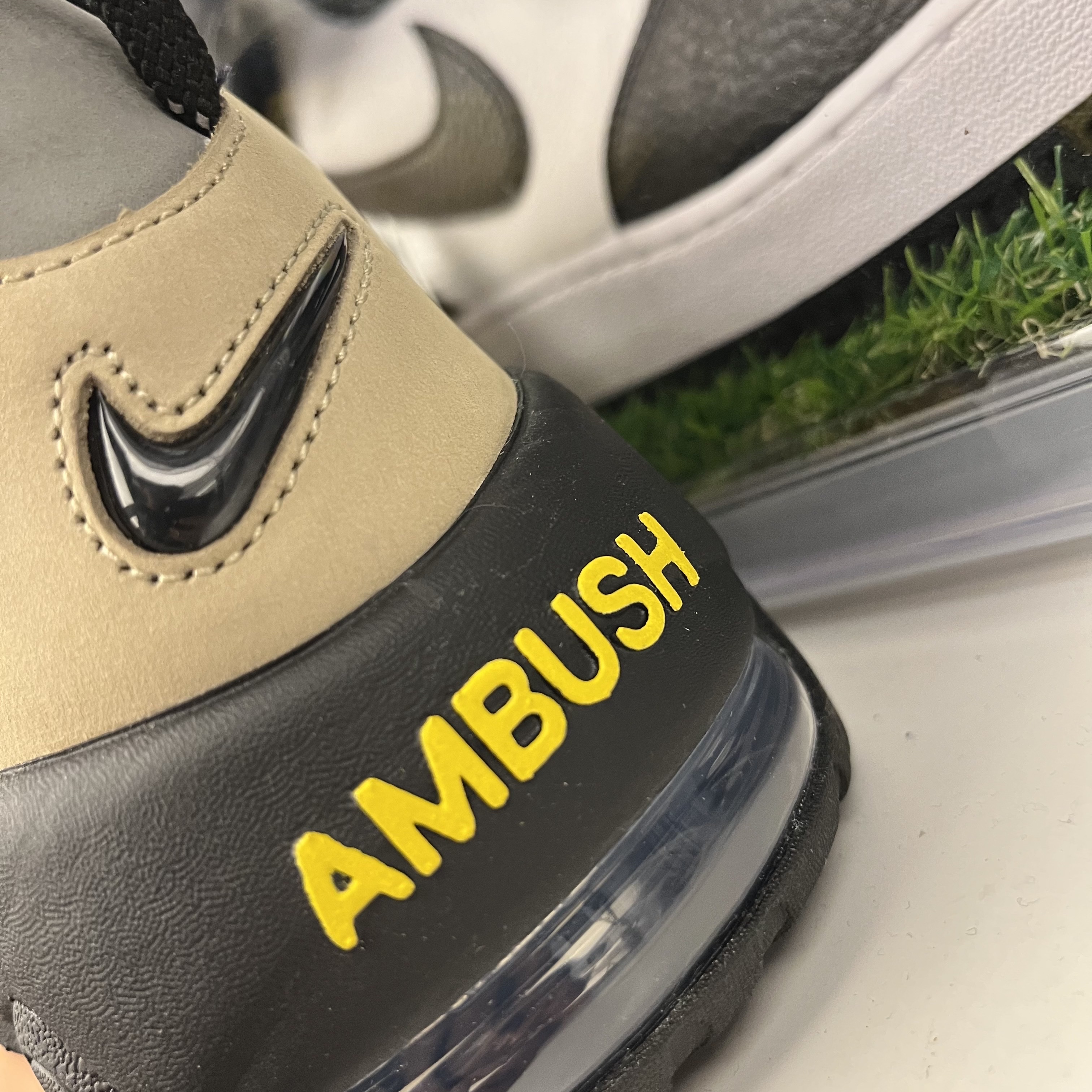 Nike x Ambush Air More Uptempo Low Vivid Sulfur and Limestone 착용 스타일 - 2
