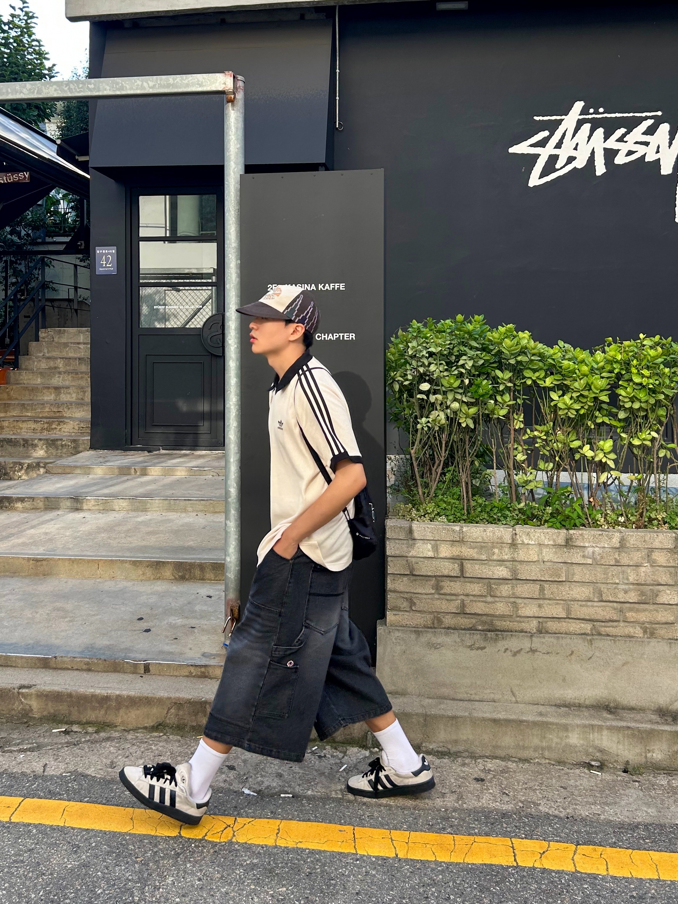 Adidas Adicolor Classics Waffle Polo Shirt Wonder White - KR Sizing, Adidas Campus 00s Cloud White Core Black 착용 스타일 - 3