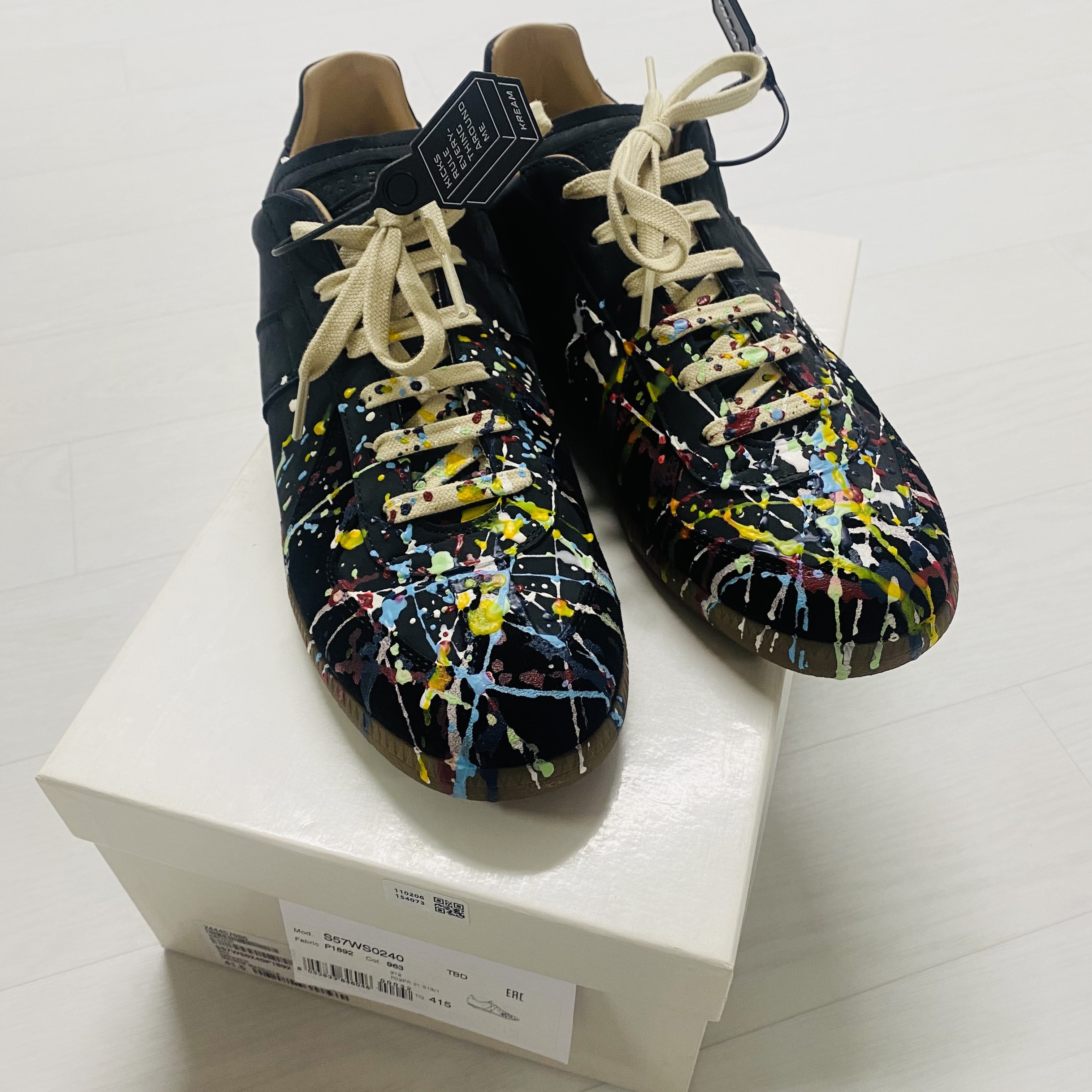 Maison Margiela Replica Paint Drop Sneakers Black 착용 스타일 - 5