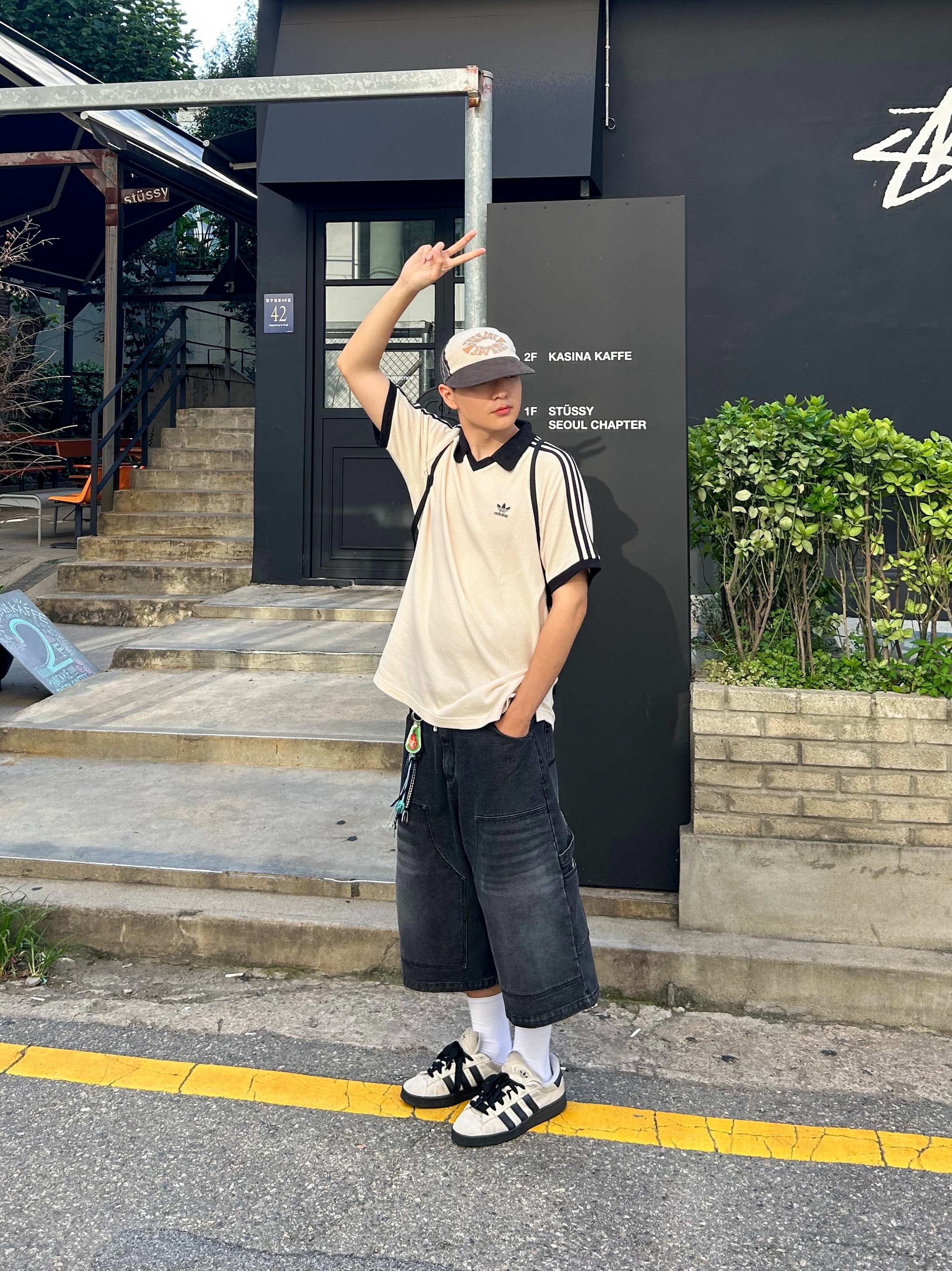 Adidas Adicolor Classics Waffle Polo Shirt Wonder White - KR Sizing, Adidas Campus 00s Cloud White Core Black 착용 스타일 - 4