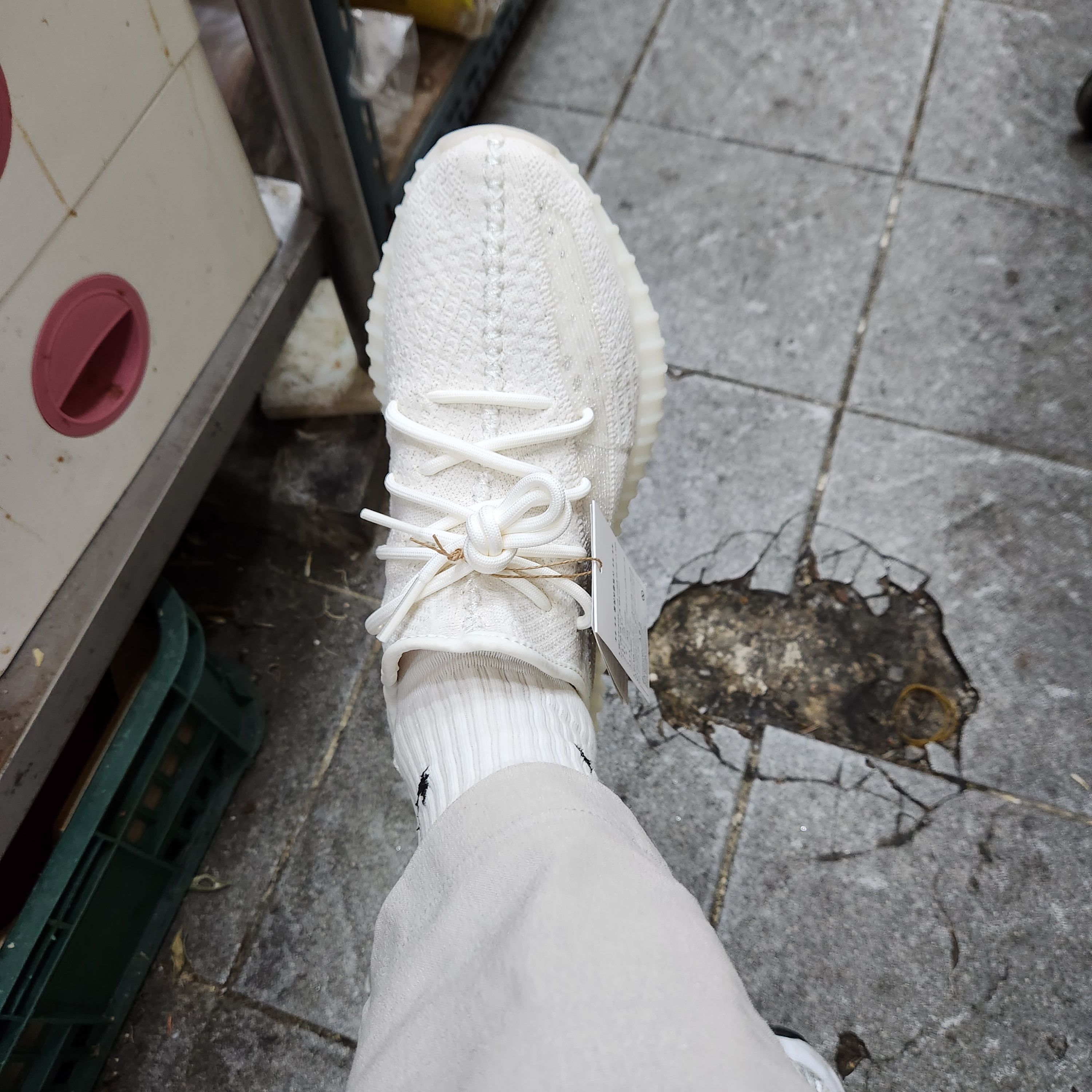 Adidas Yeezy Boost 350 V2 Bone 착용 스타일 - 3