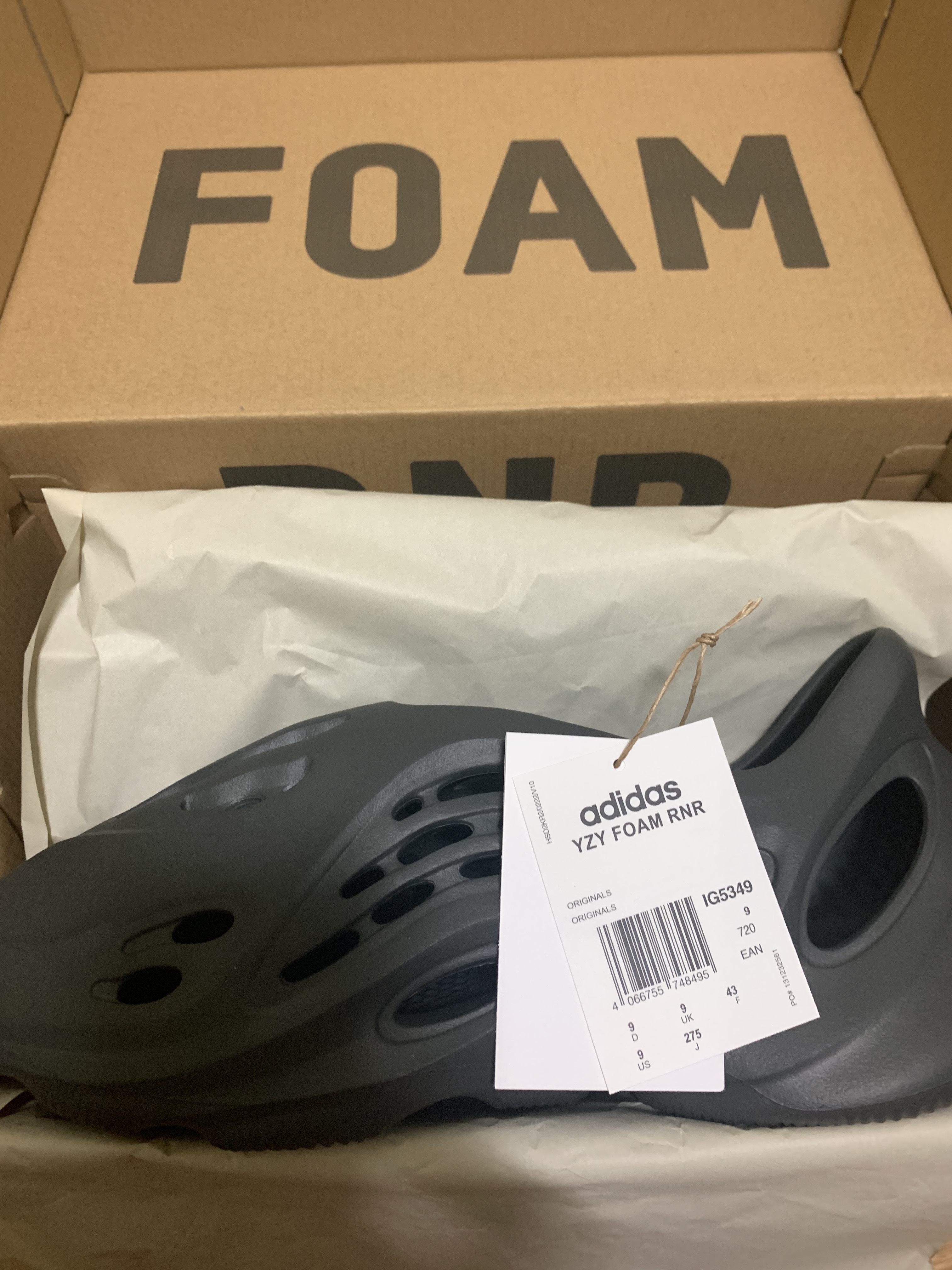 Adidas Yeezy Foam RNNR Carbon 착용 스타일 - 1
