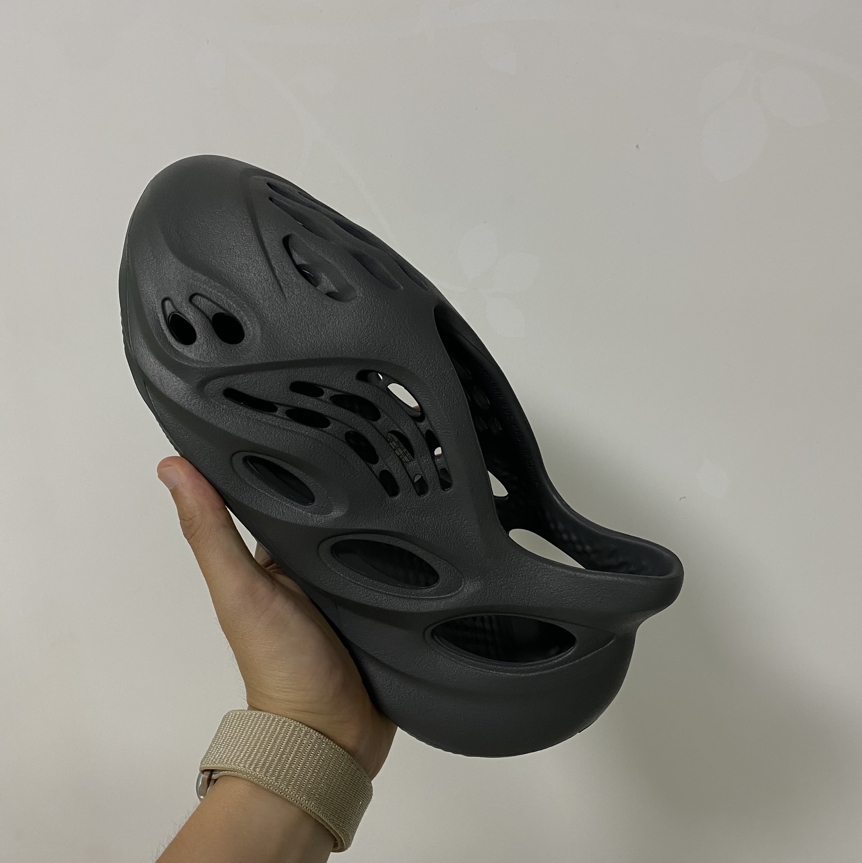 Adidas Yeezy Foam RNNR Carbon 착용 스타일 - 1