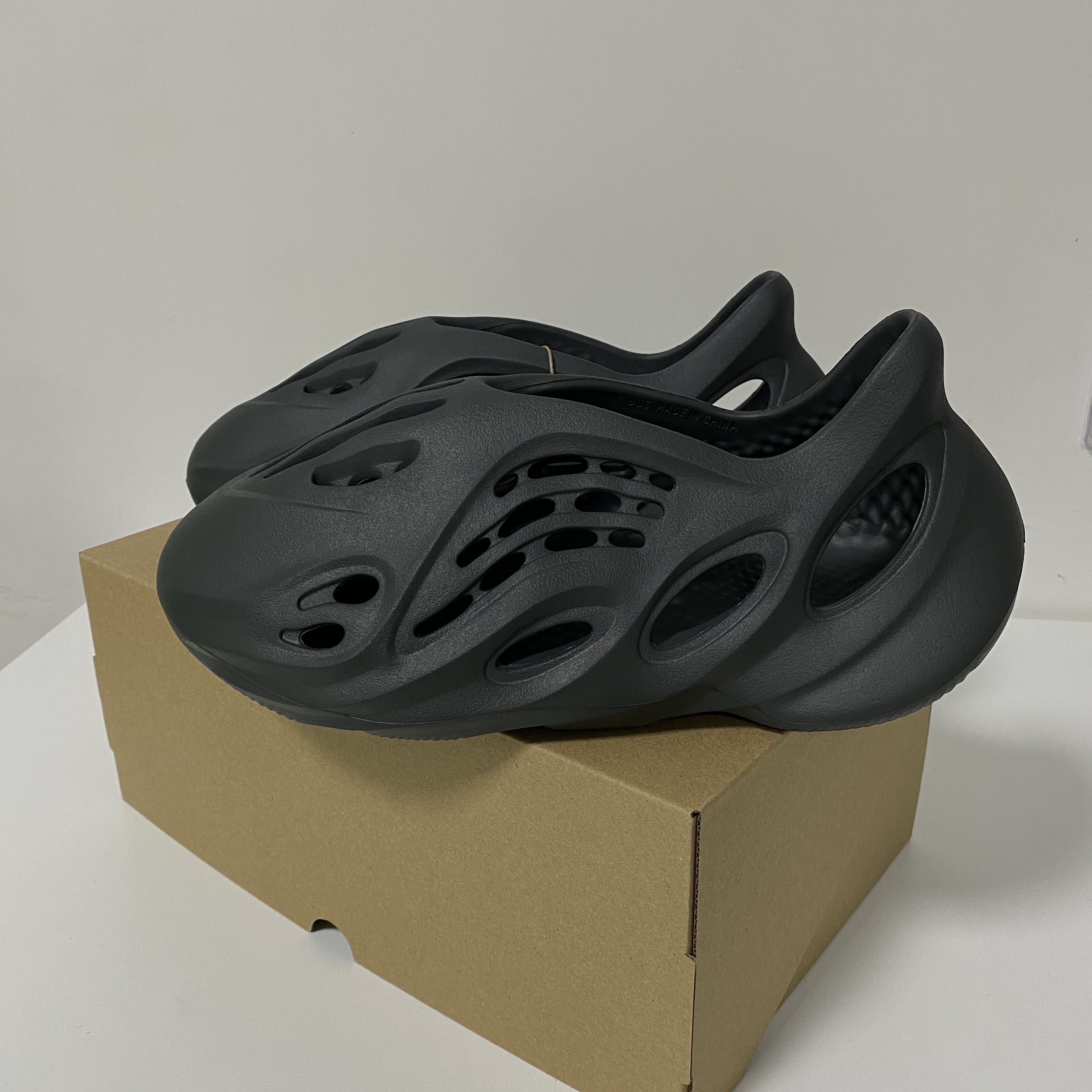 Adidas Yeezy Foam RNNR Carbon 착용 스타일 - 2