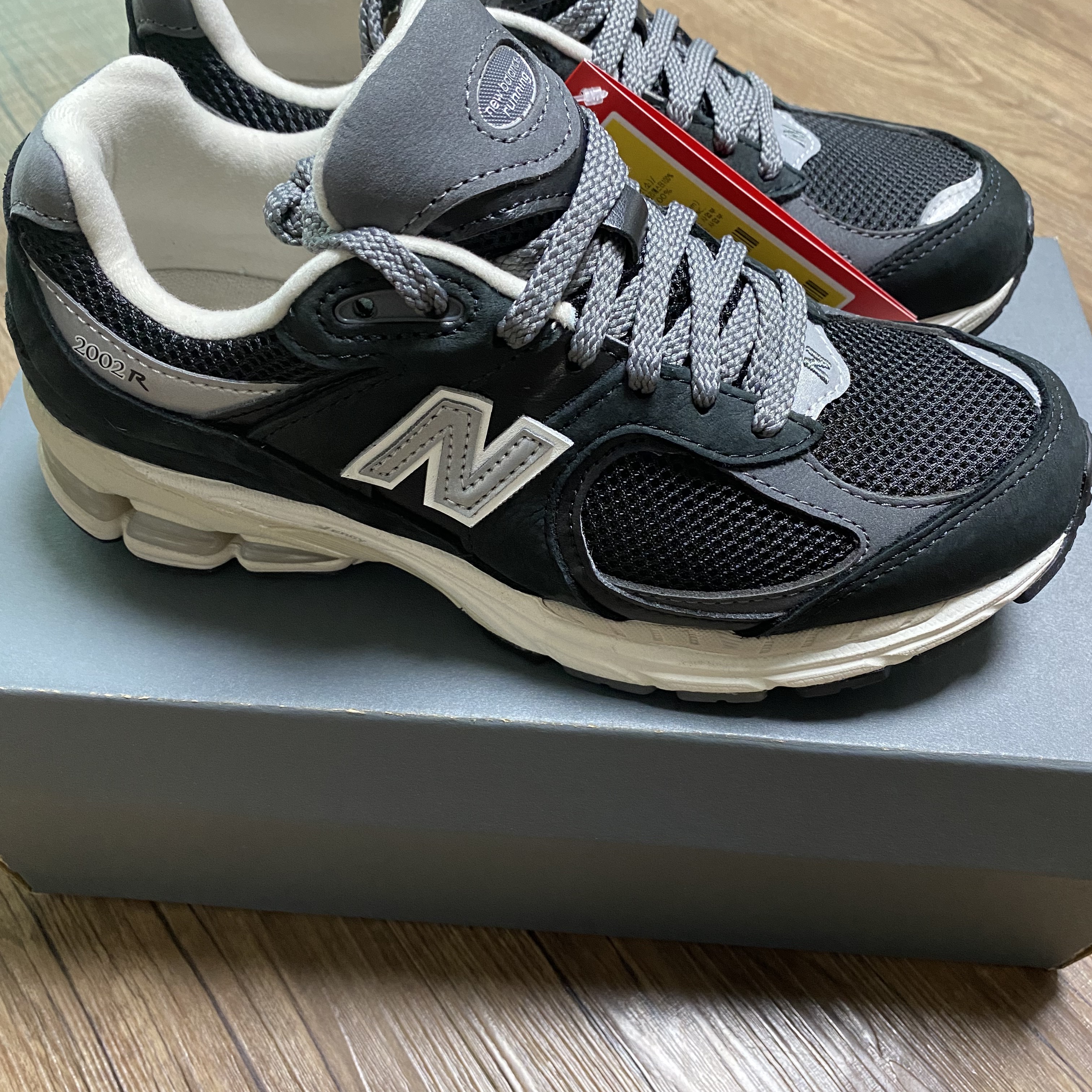 New Balance 2002R Premium Vintage Black 착용 스타일 - 1