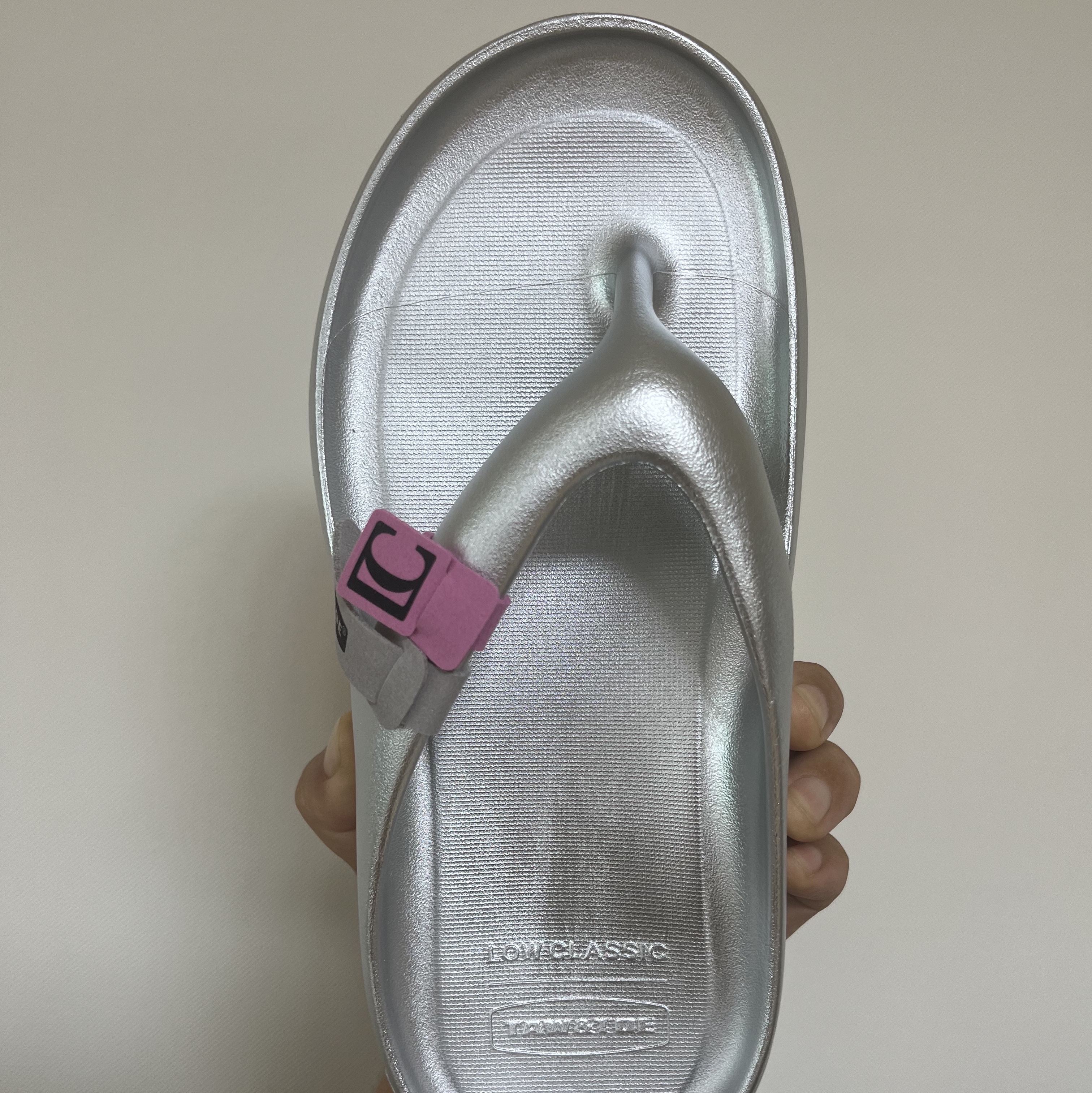 Taw&Toe x Low Classic Platform Flip Flop Silver 착용 스타일 - 3