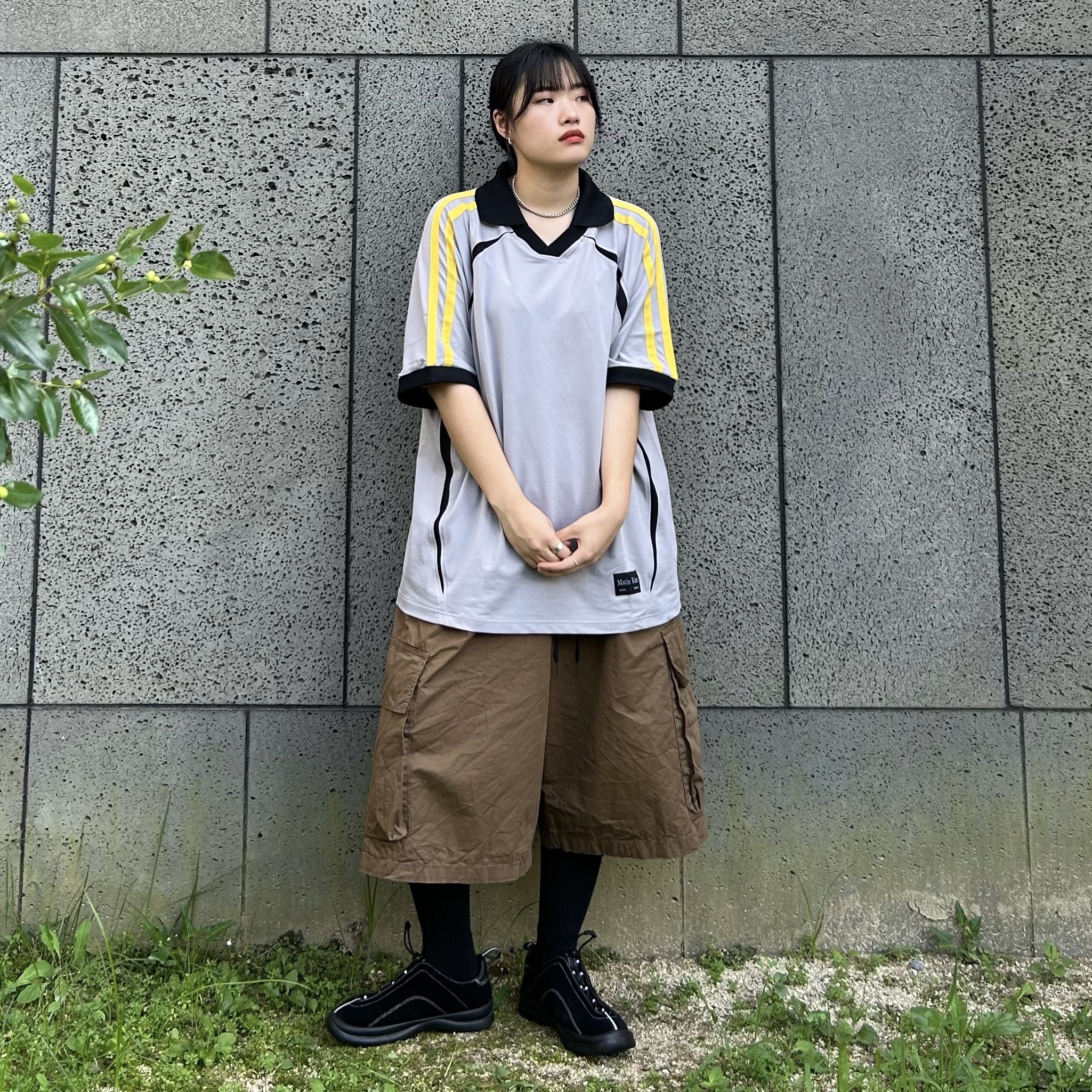 Matin Kim Sporty Track Jersy Top Grey, Matin Kim MS129 Sneakers Black 착용 스타일 - 3