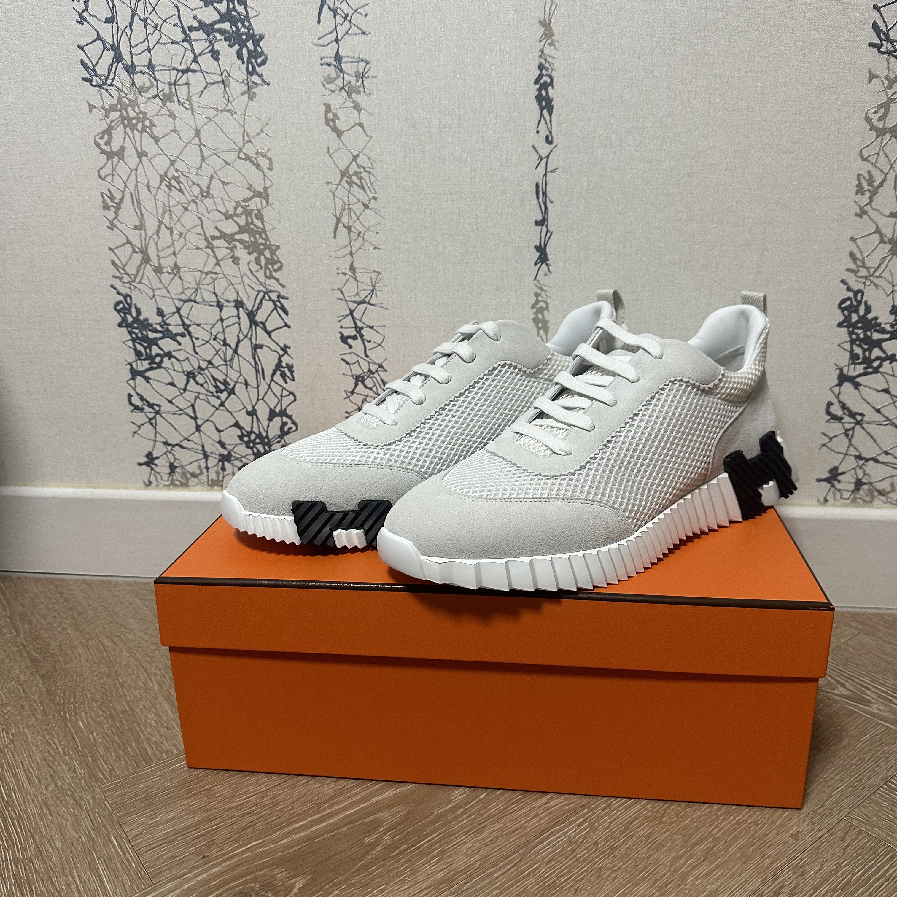 Hermes Bouncing Sneakers Graphic Mesh Suede Goatskin & Blanc 착용 스타일