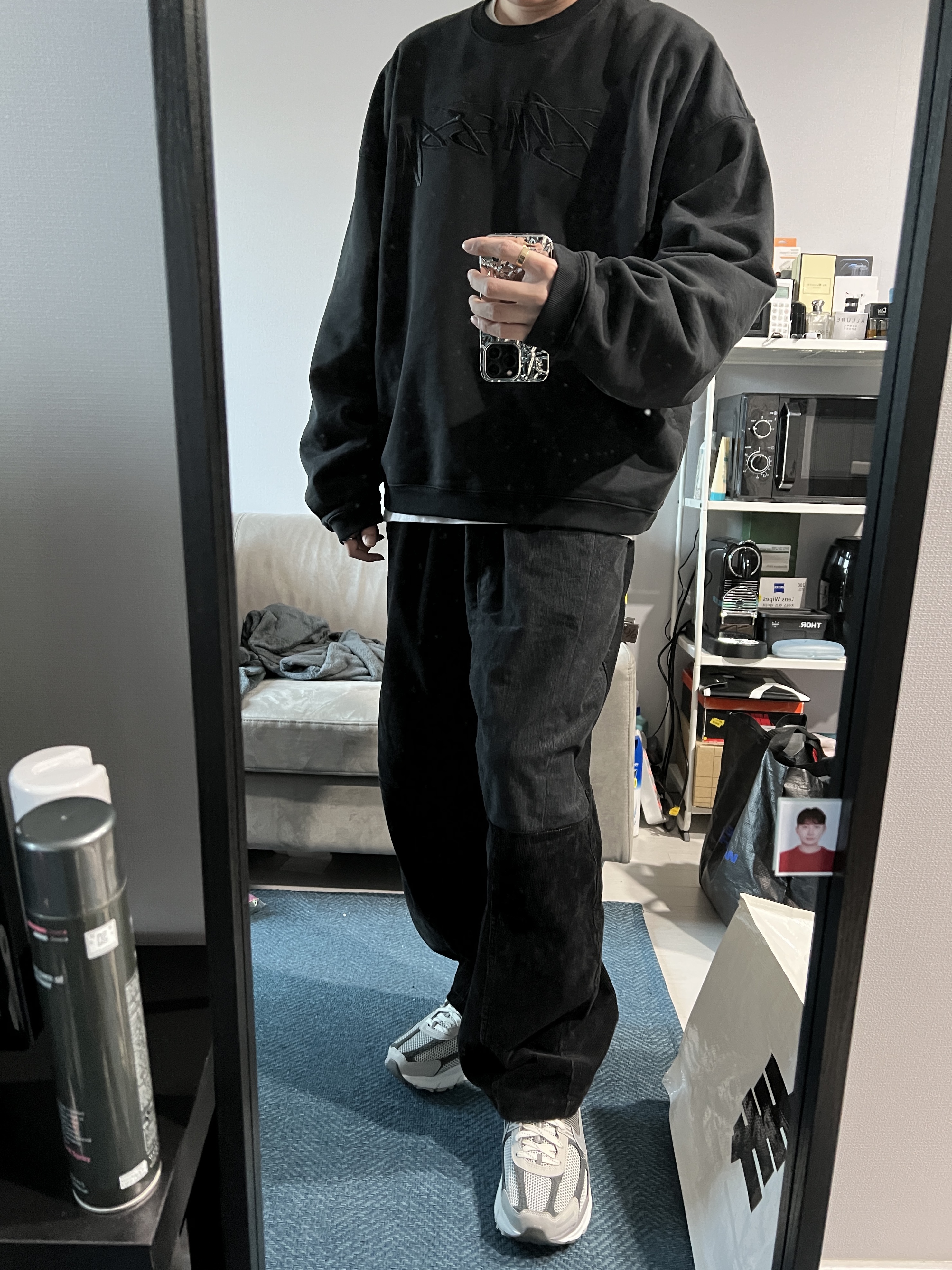 Stussy Relaxed Smoothstock Crew Black, Nike Zoom Vomero 5 PRM Light Iron Ore and Flat Fewter 착용 스타일