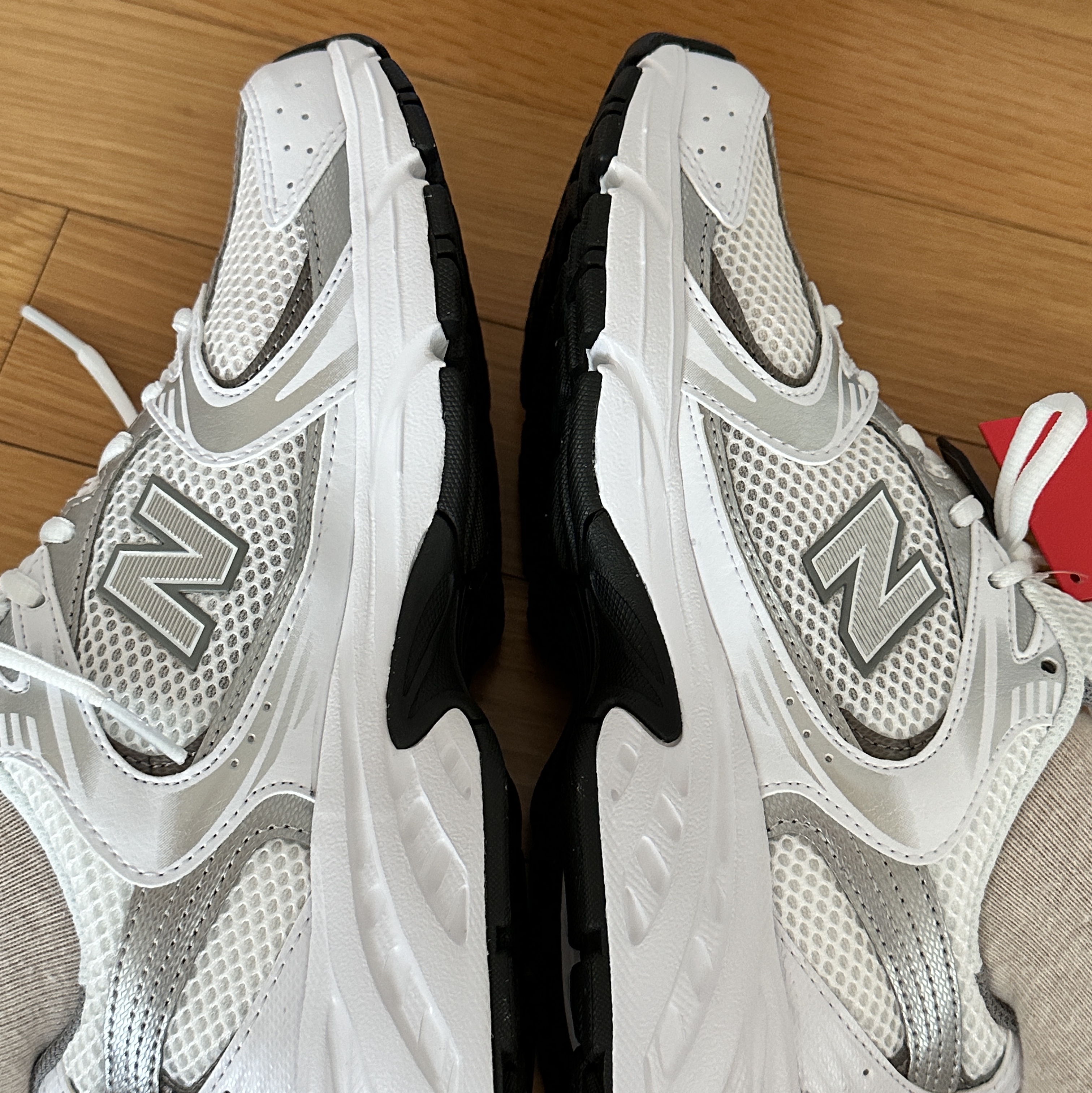 New Balance 530 White Silver 착용 스타일 - 1