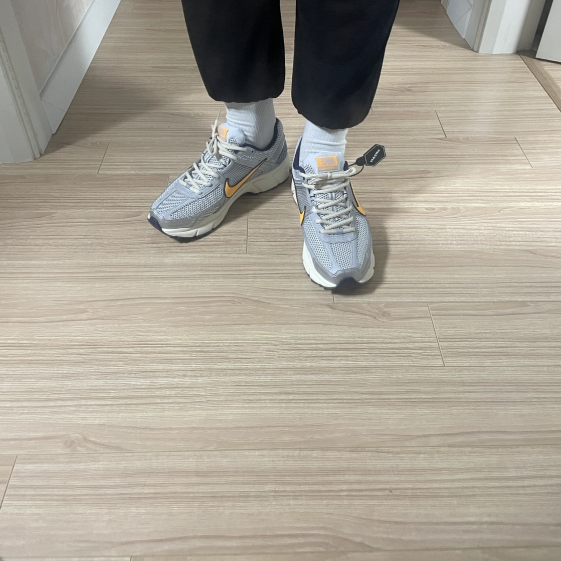 Nike Zoom Vomero 5 Pure Platinum and Laser Orange 착용 스타일