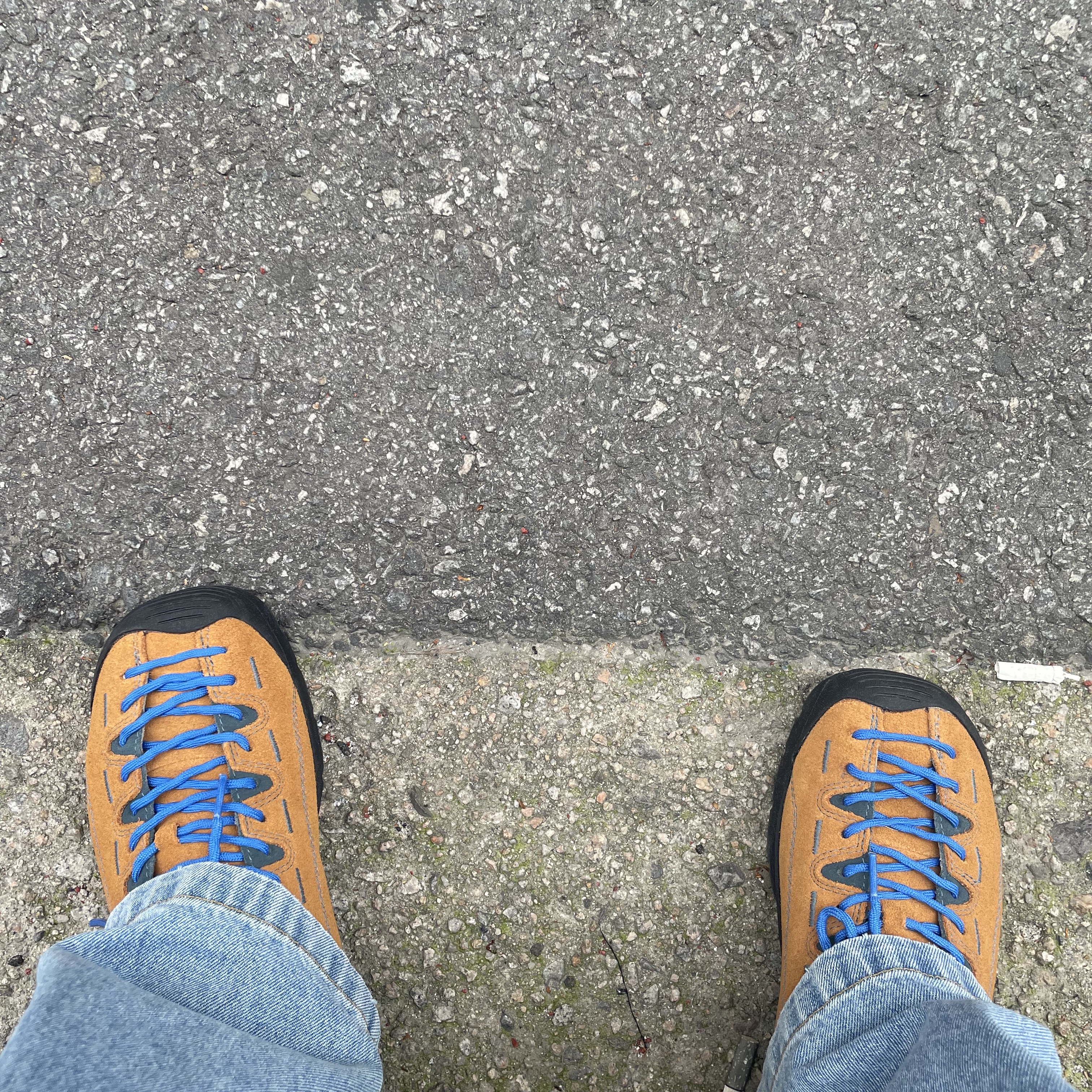 Keen Jasper Suede Sneakers Camel 착용 스타일