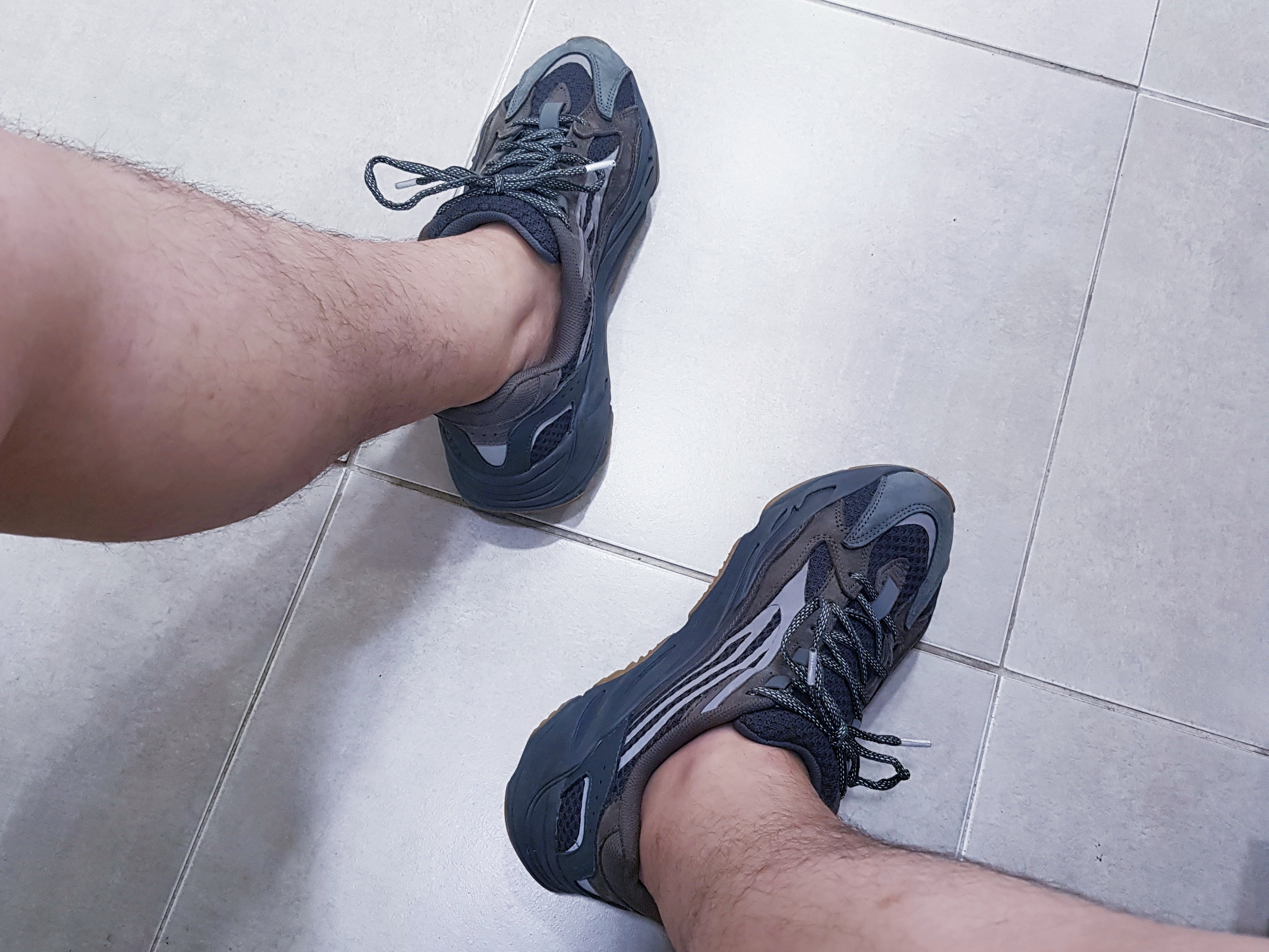 Adidas Yeezy Boost 700 V2 Geode 착용 스타일