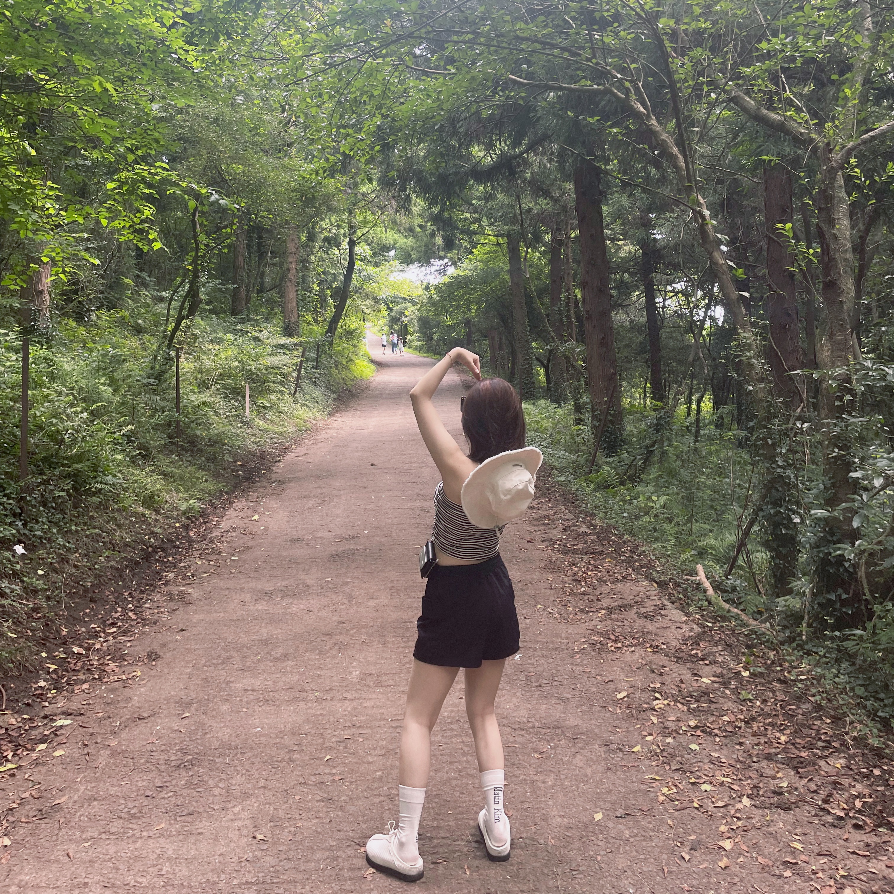 Jacquemus Le Bob Artichaut Bucket Hat Off White, Matin Kim Accordion Mini Bag Black 착용 스타일 - 1