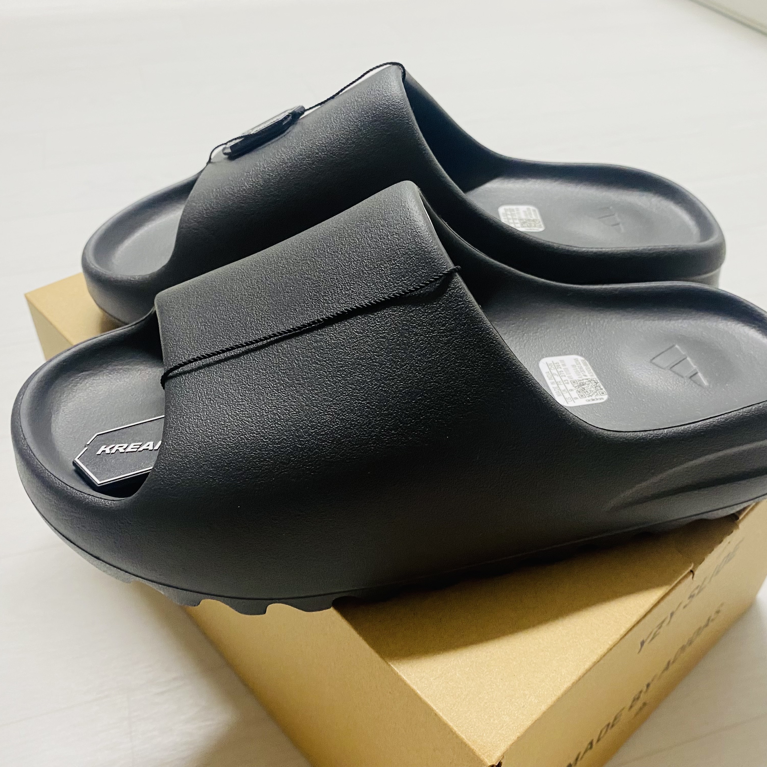 Adidas Yeezy Slide Onyx 착용 스타일 - 3