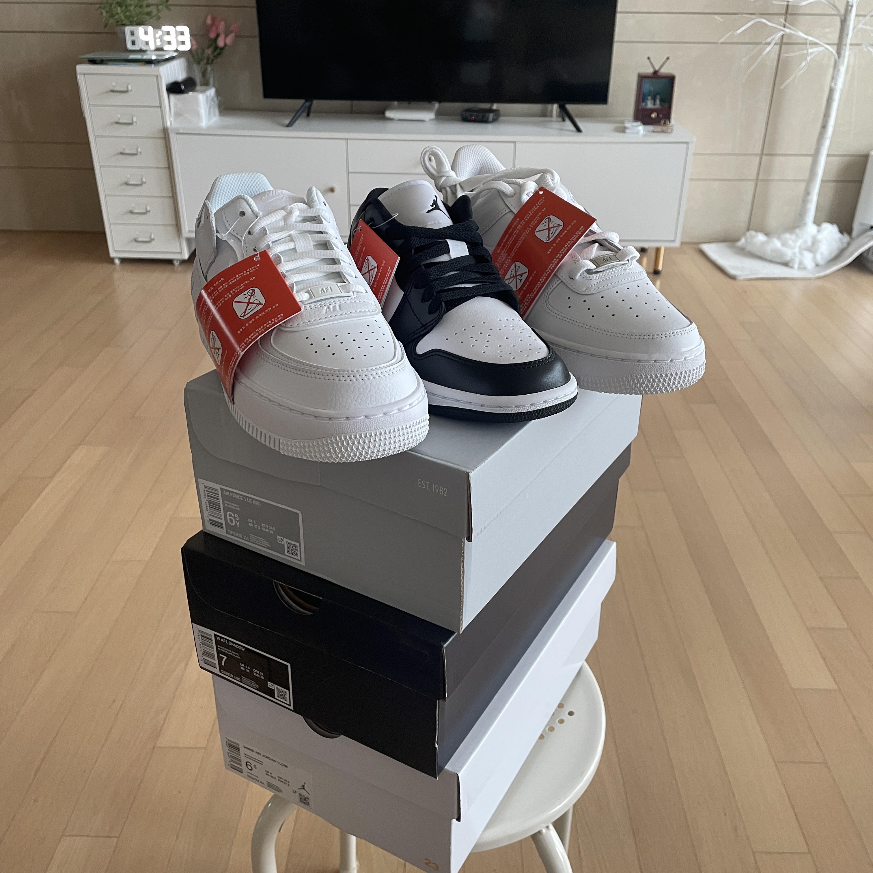 (W) Jordan 1 Low Black and White, (GS) Nike Air Force 1 LE White 착용 스타일