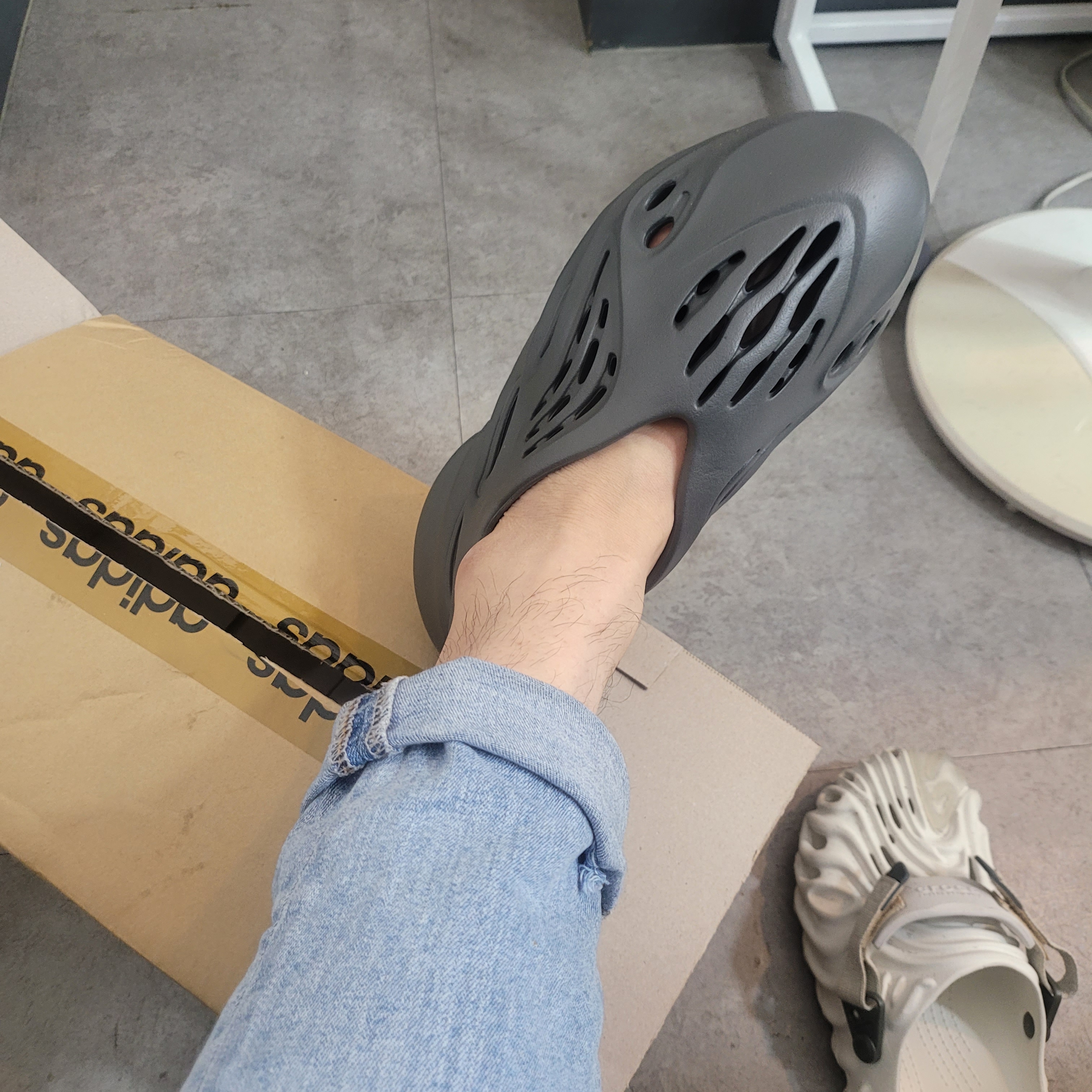 Adidas Yeezy Foam RNNR Carbon 착용 스타일 - 3