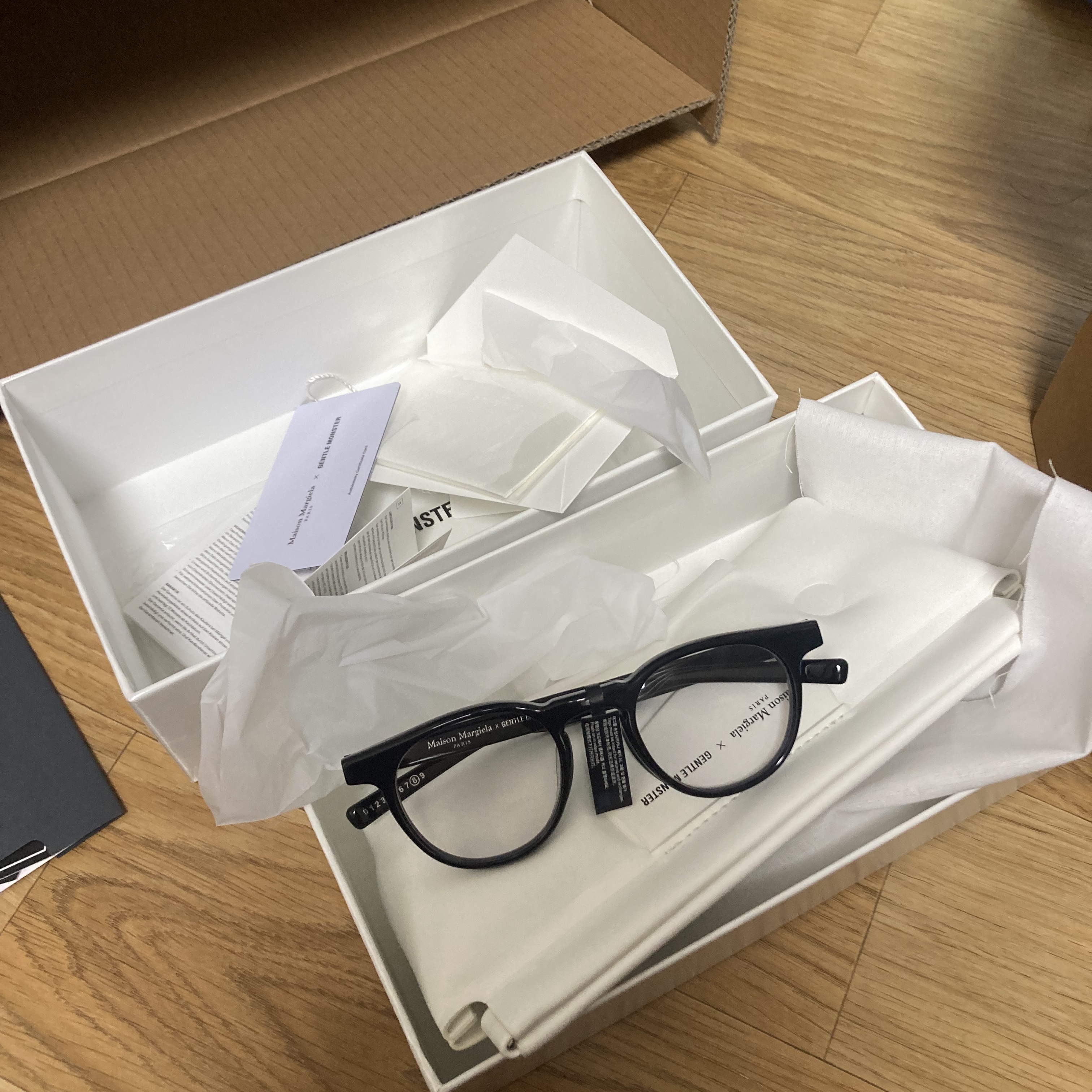 Gentle Monster x Maison Margiela MM009 Clear Black 착용 스타일