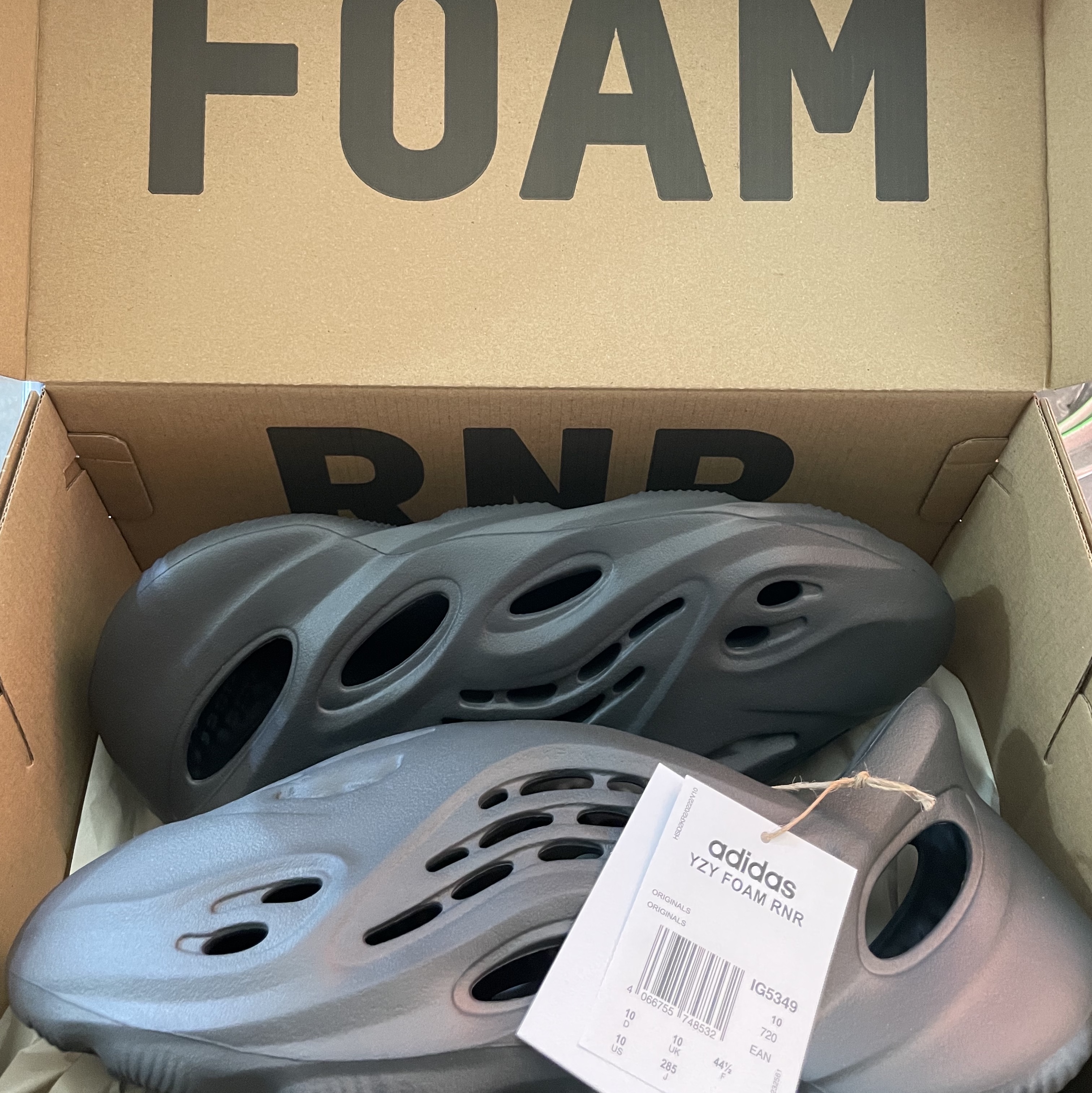 Adidas Yeezy Foam RNNR Carbon 착용 스타일