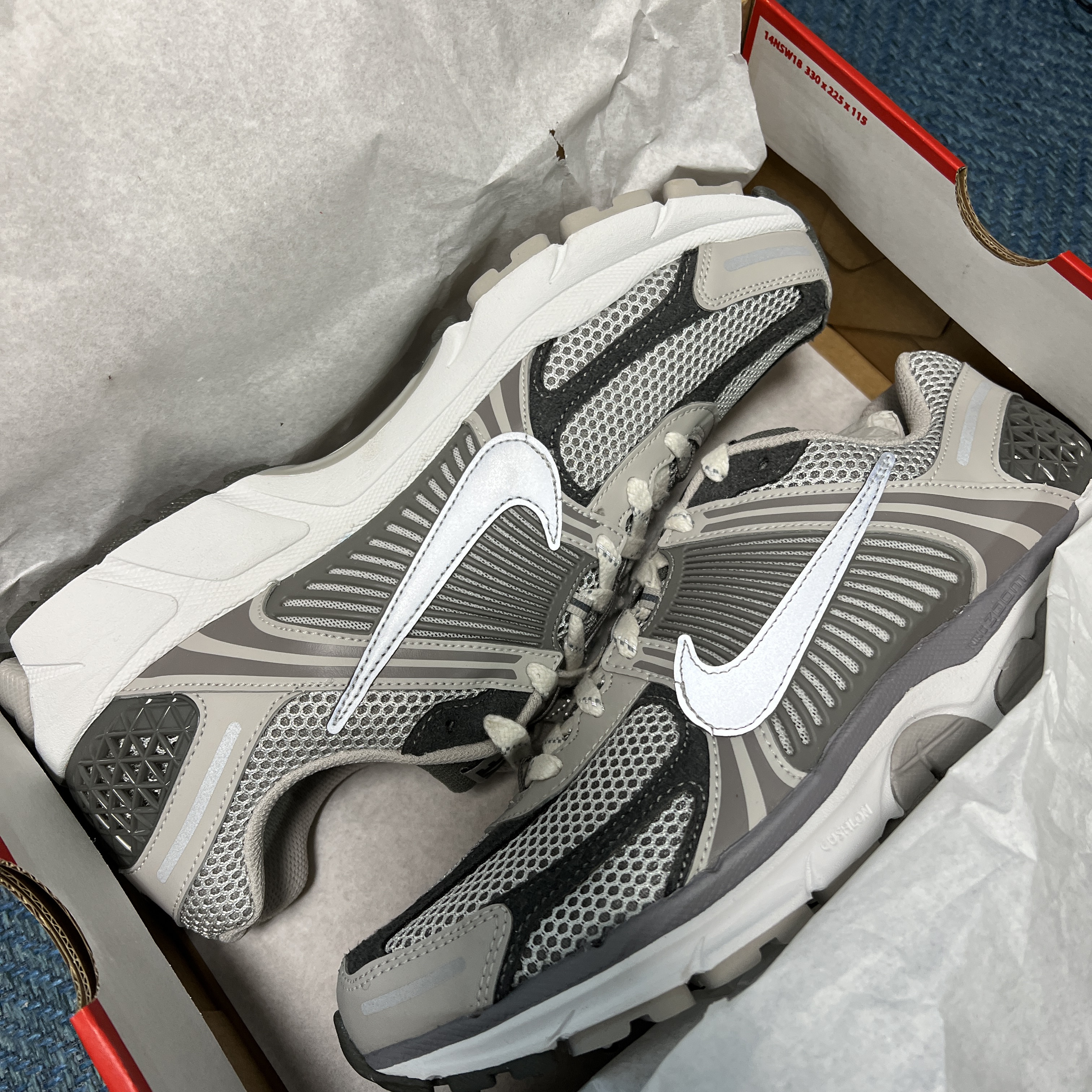 Nike Zoom Vomero 5 PRM Light Iron Ore and Flat Fewter 착용 스타일 - 4