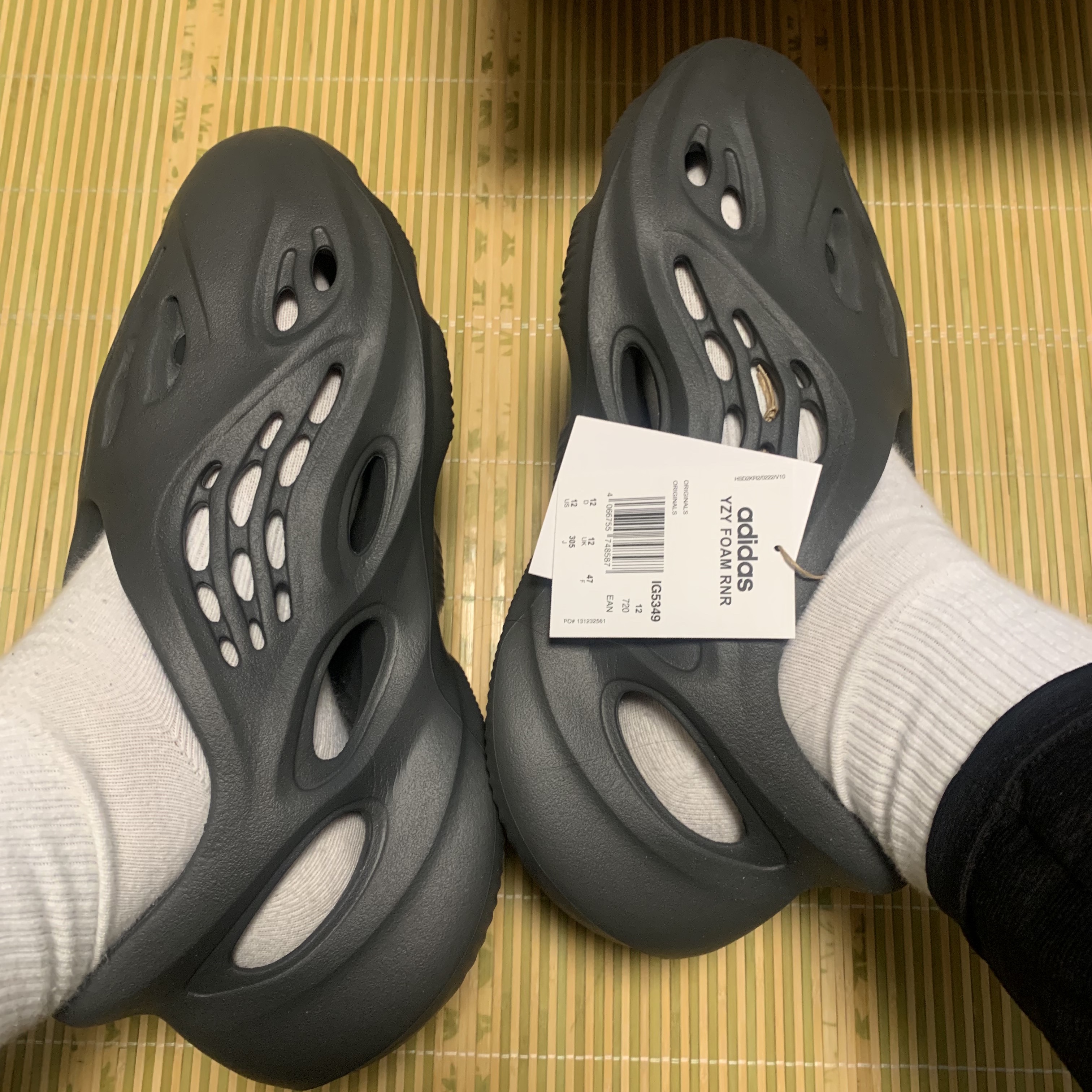 Adidas Yeezy Foam RNNR Carbon 착용 스타일 - 2