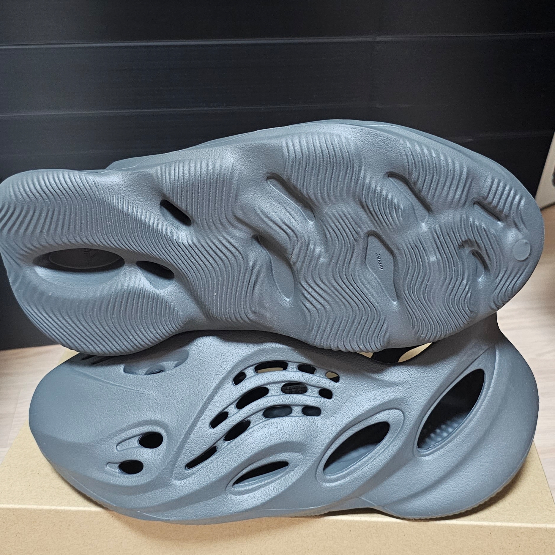 Adidas Yeezy Foam RNNR Carbon 착용 스타일 - 3