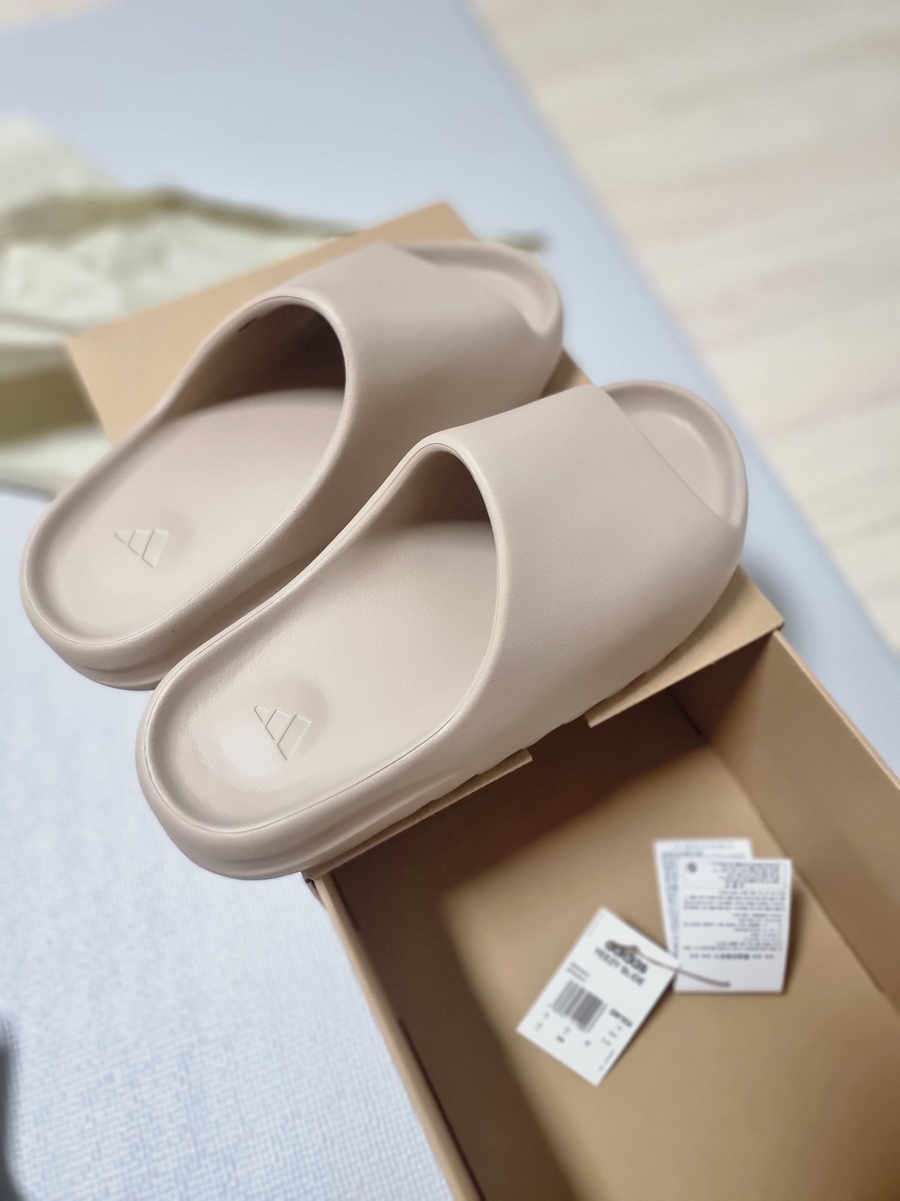 Adidas Yeezy Slide Pure - Re-Release Ver. 착용 스타일