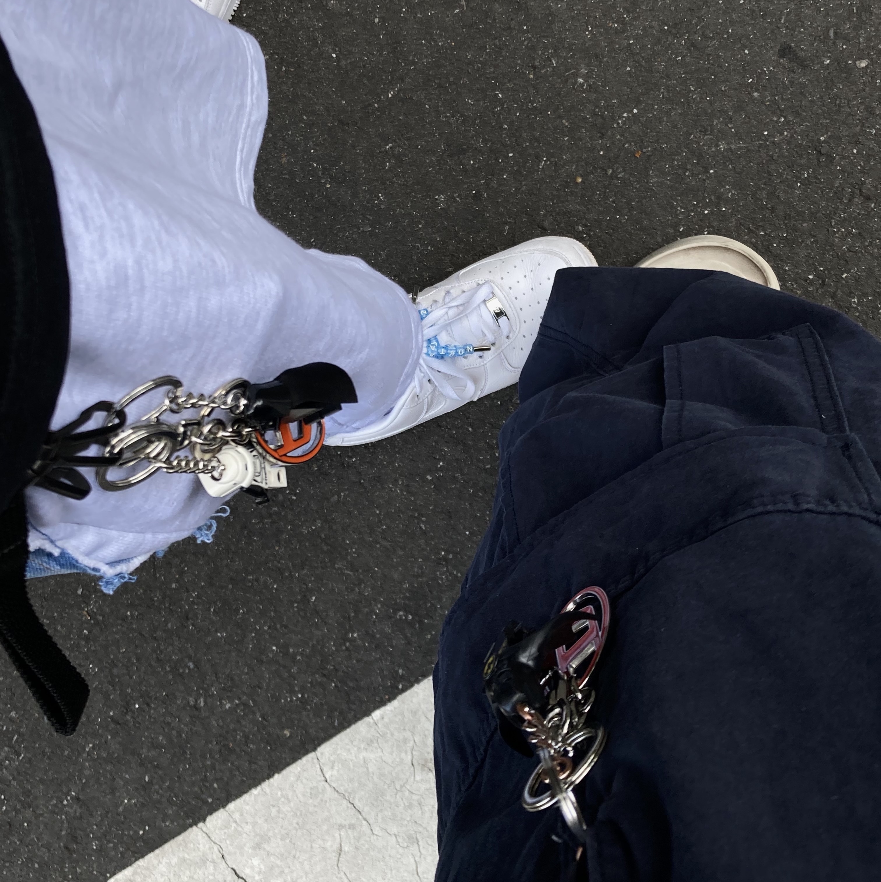 Diesel Holy B Logo Keyring Orange 착용 스타일