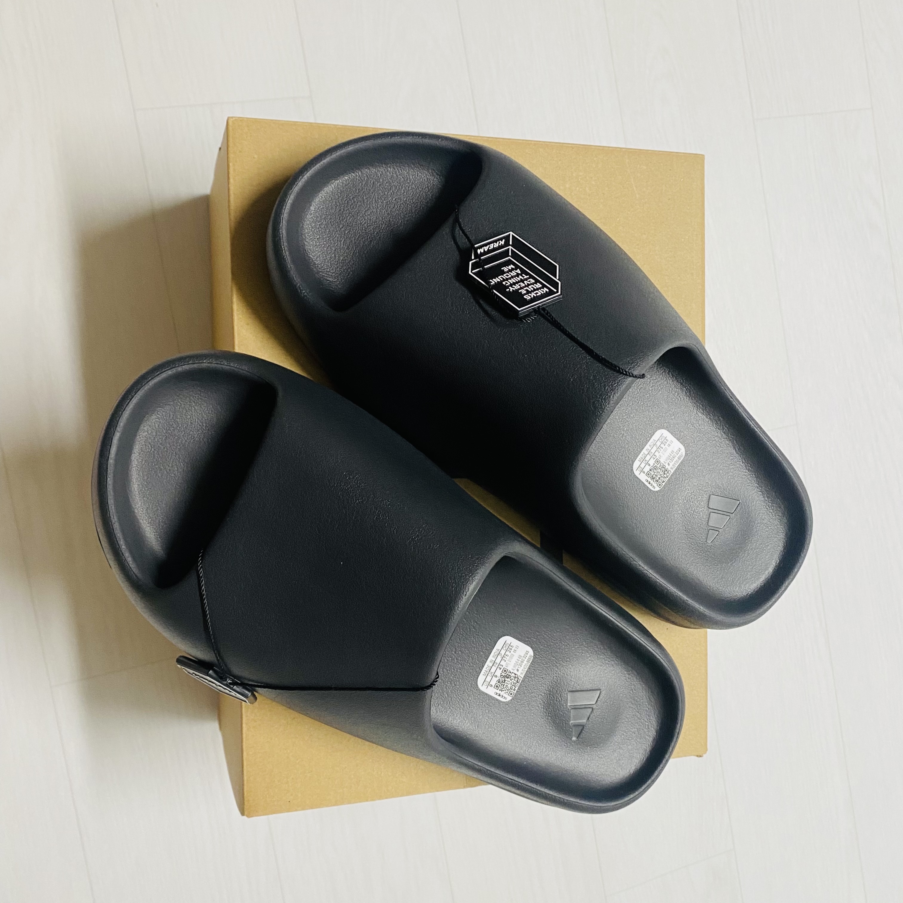 Adidas Yeezy Slide Onyx 착용 스타일 - 4