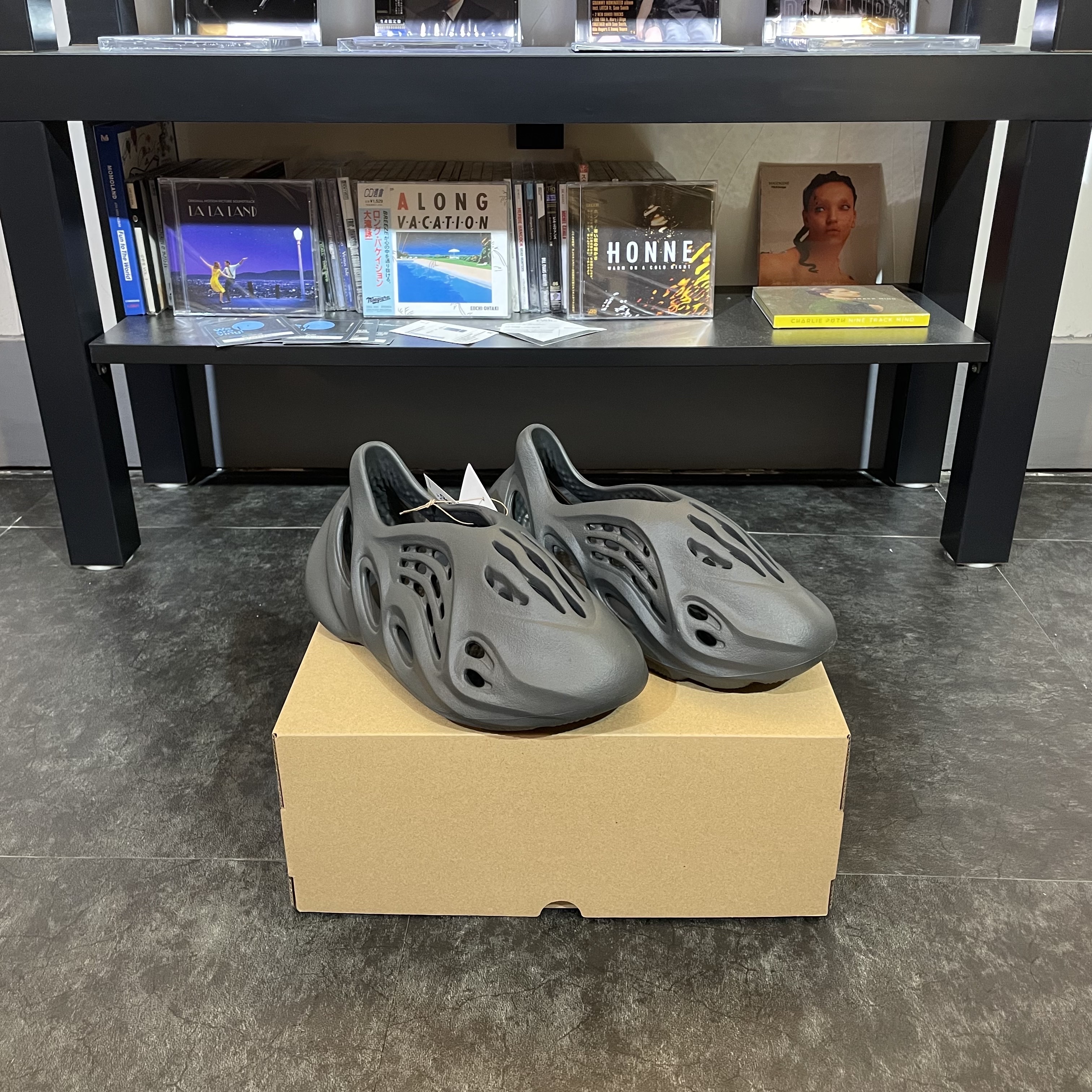 Adidas Yeezy Foam RNNR Carbon 착용 스타일 - 2