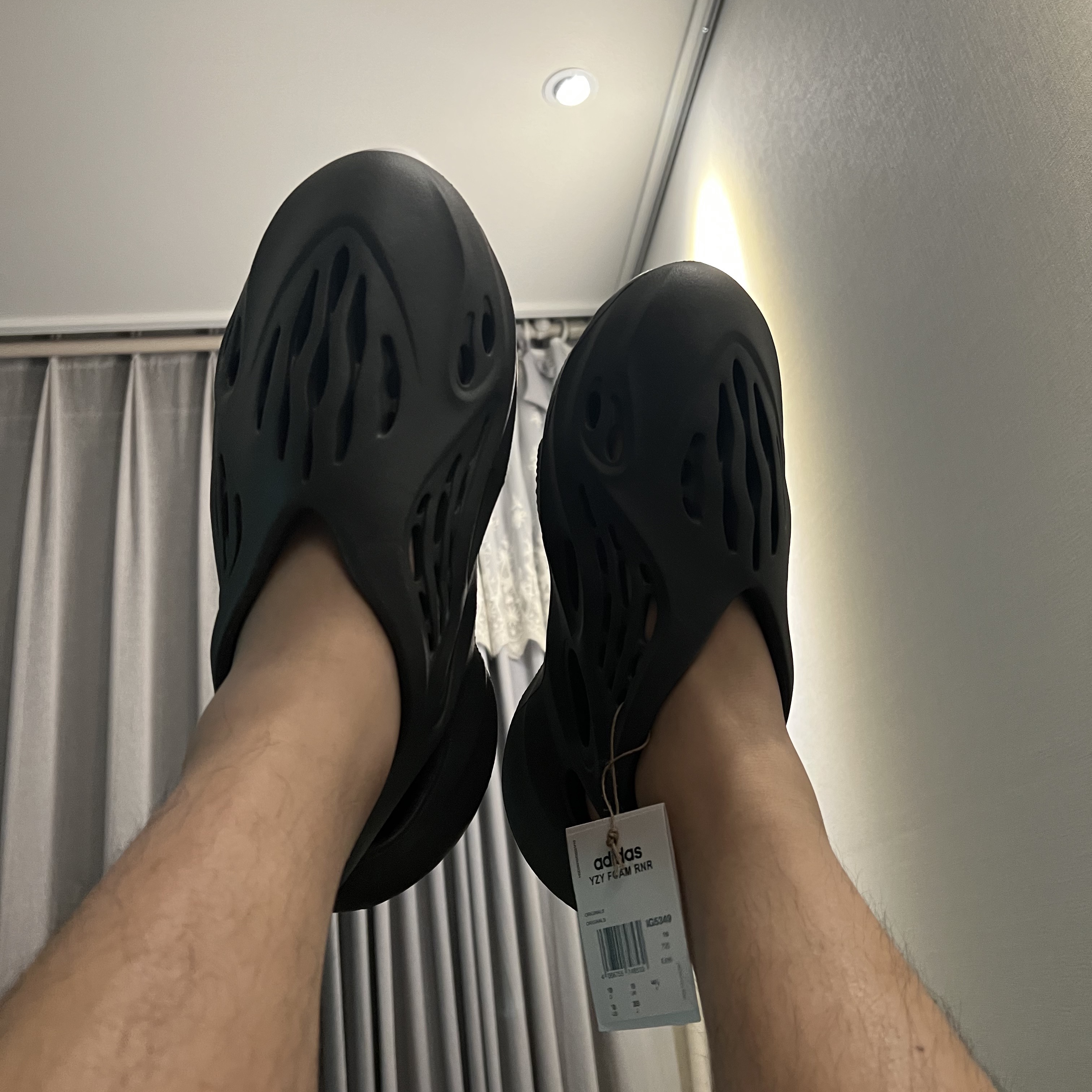 Adidas Yeezy Foam RNNR Carbon 착용 스타일