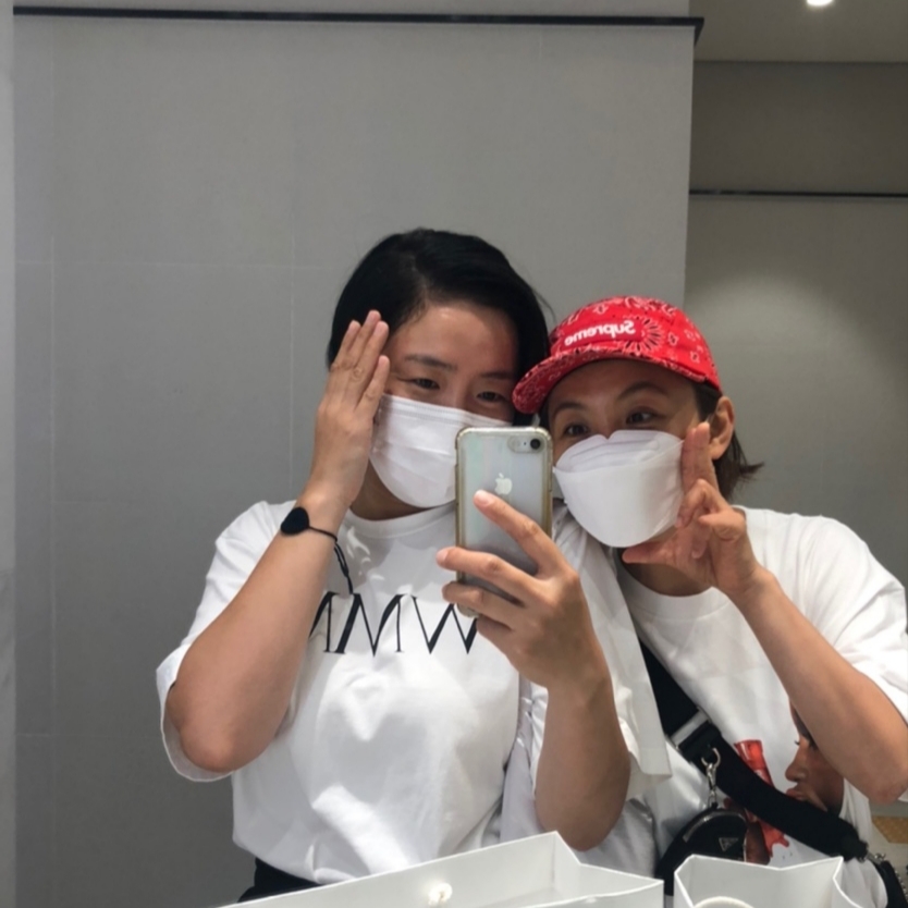 Supreme Bandana Camp Cap Red - 21SS, Supreme Water Pistol T-Shirt White - 21SS 착용 스타일 - 2