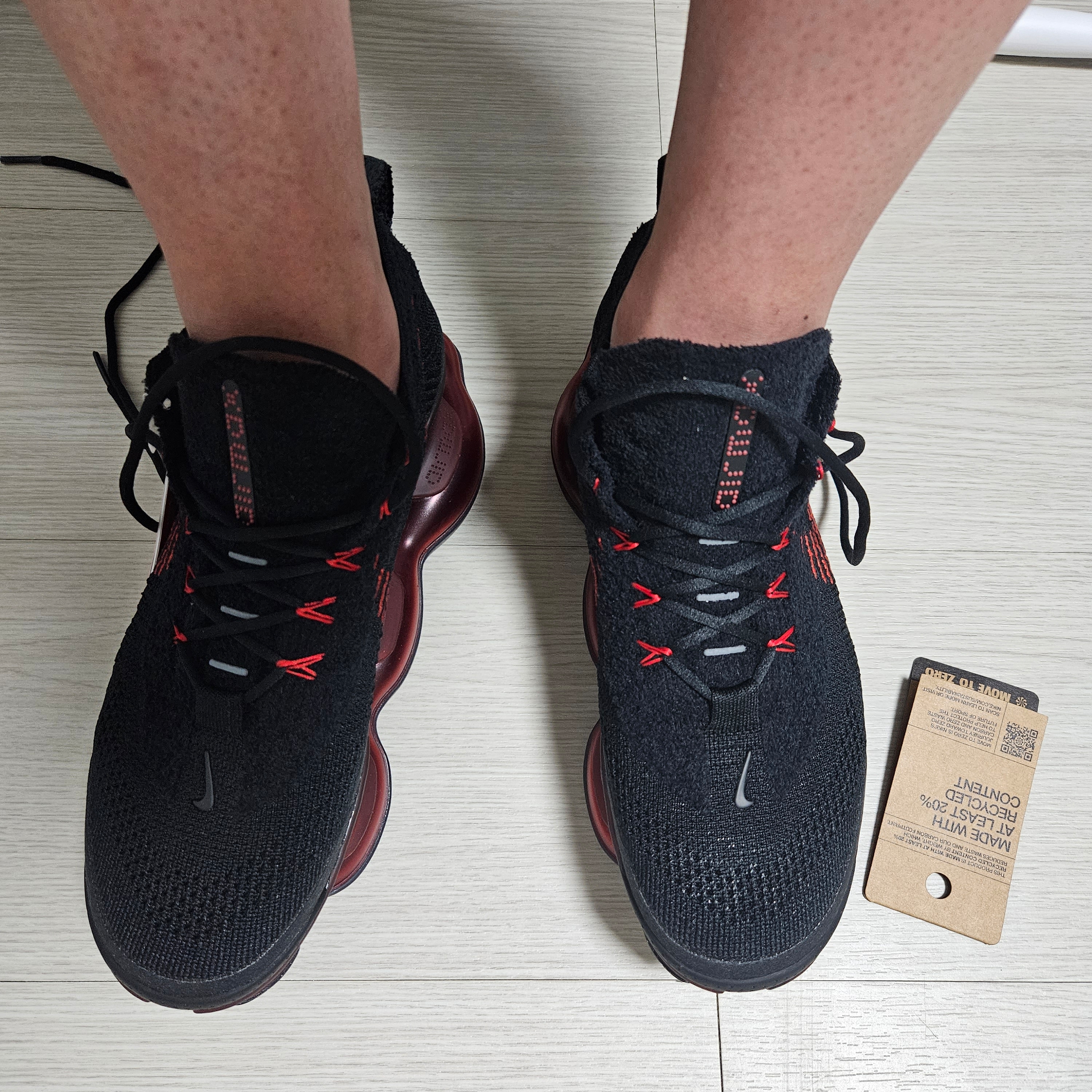 Nike Air Max Scorpion Flyknit Black and University Red 착용 스타일
