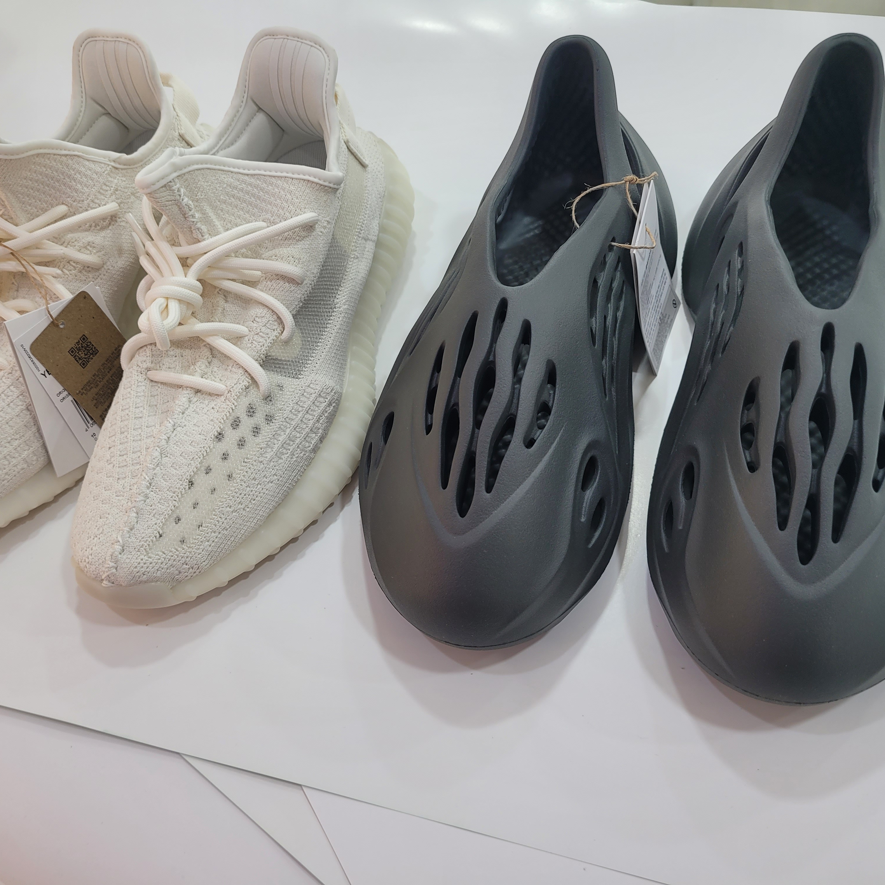 Adidas Yeezy Boost 350 V2 Bone 착용 스타일 - 1