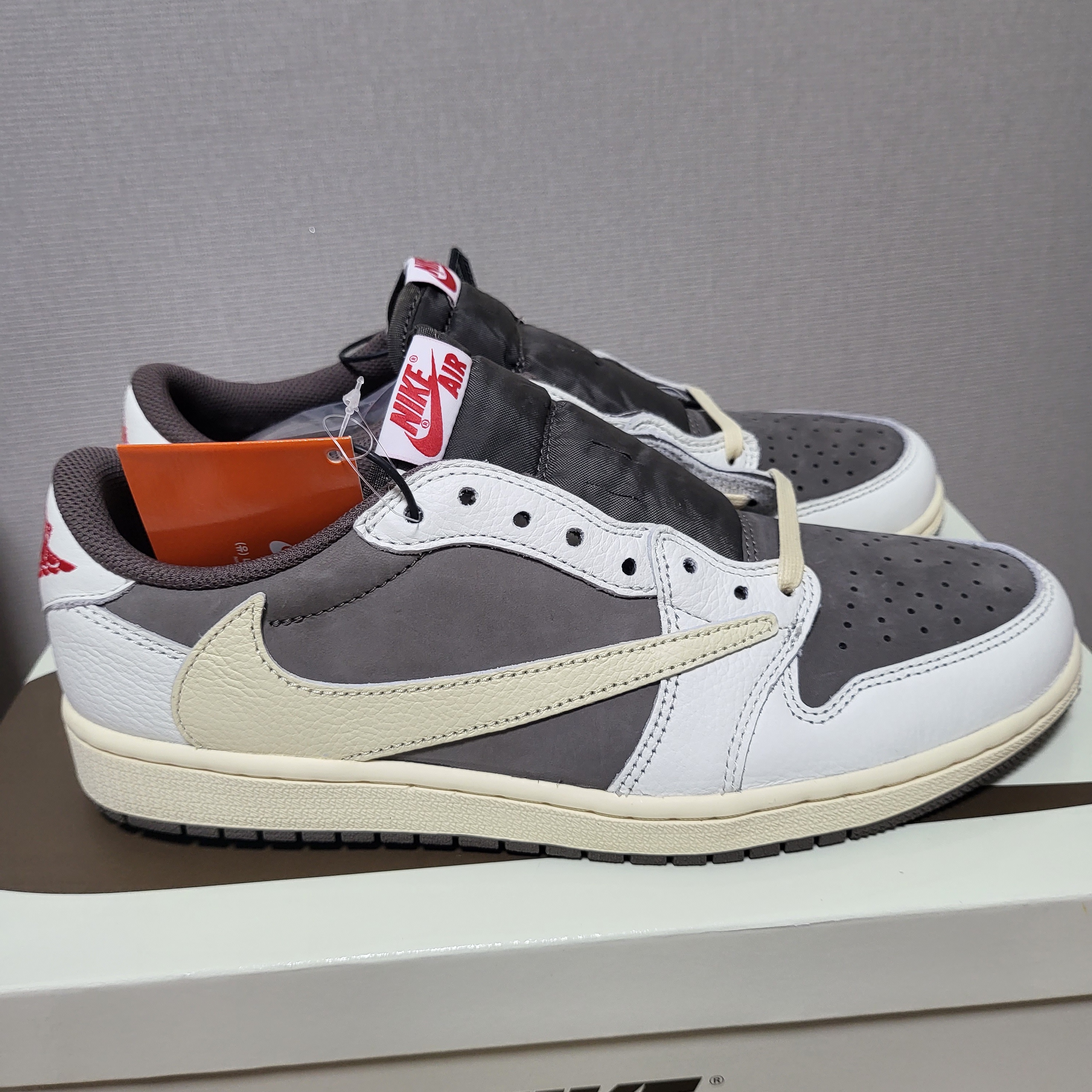 Jordan 1 x Travis Scott Retro Low OG SP Sail and Ridgerock 착용 스타일