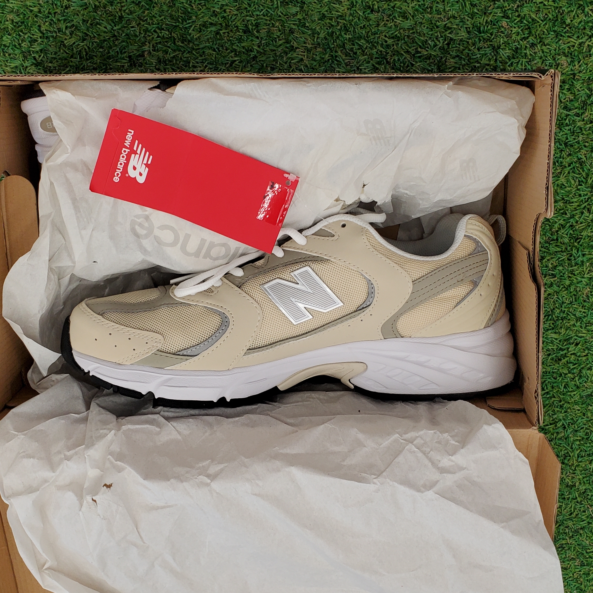 New Balance 530 Beige Aluminum 착용 스타일 - 2