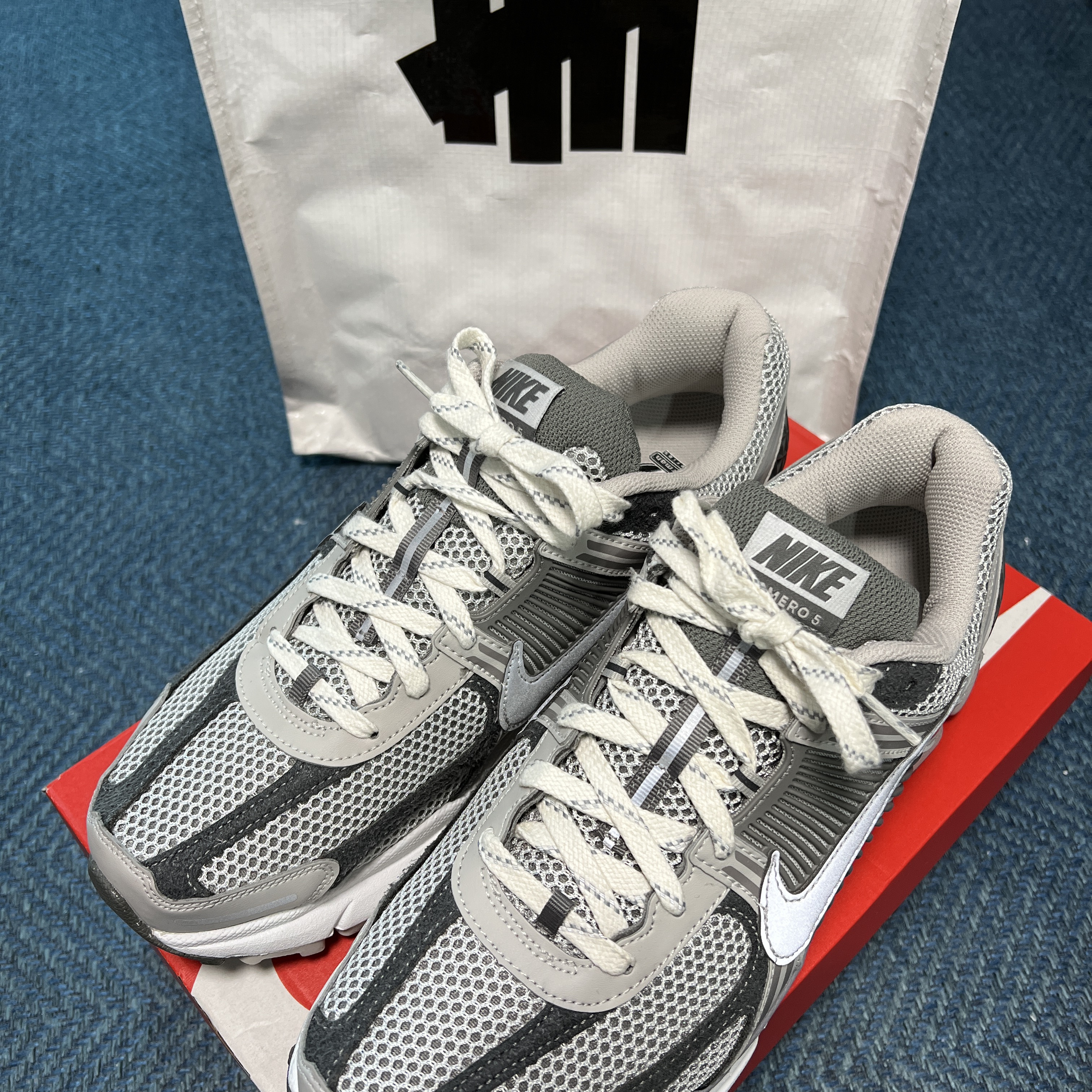 Nike Zoom Vomero 5 PRM Light Iron Ore and Flat Fewter 착용 스타일 - 3