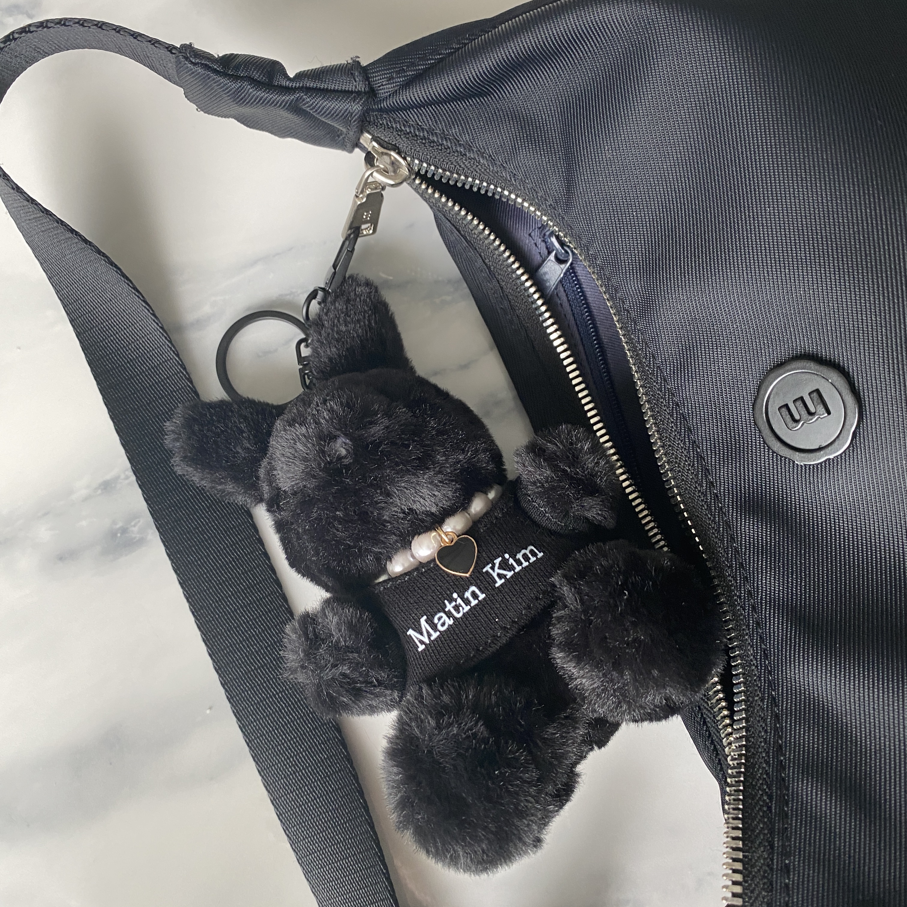 Matin Kim Black Bunny Toy Keyring Black 착용 스타일 - 1
