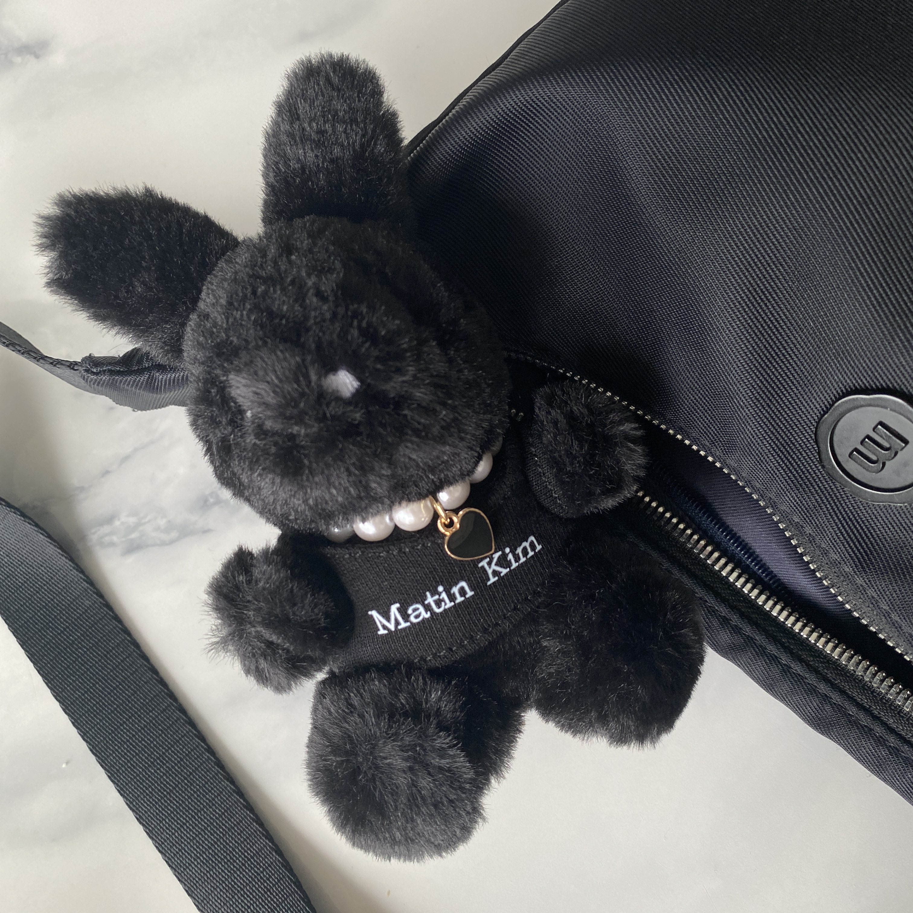 Matin Kim Black Bunny Toy Keyring Black 착용 스타일 - 3