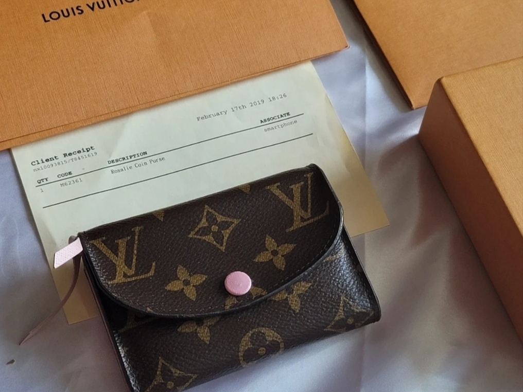 Louis Vuitton Rosalie Coin Purse Monogram Rose Ballerine, Louis Vuitton Card Holder Monogram and Monogram Reversed 착용 스타일 - 3