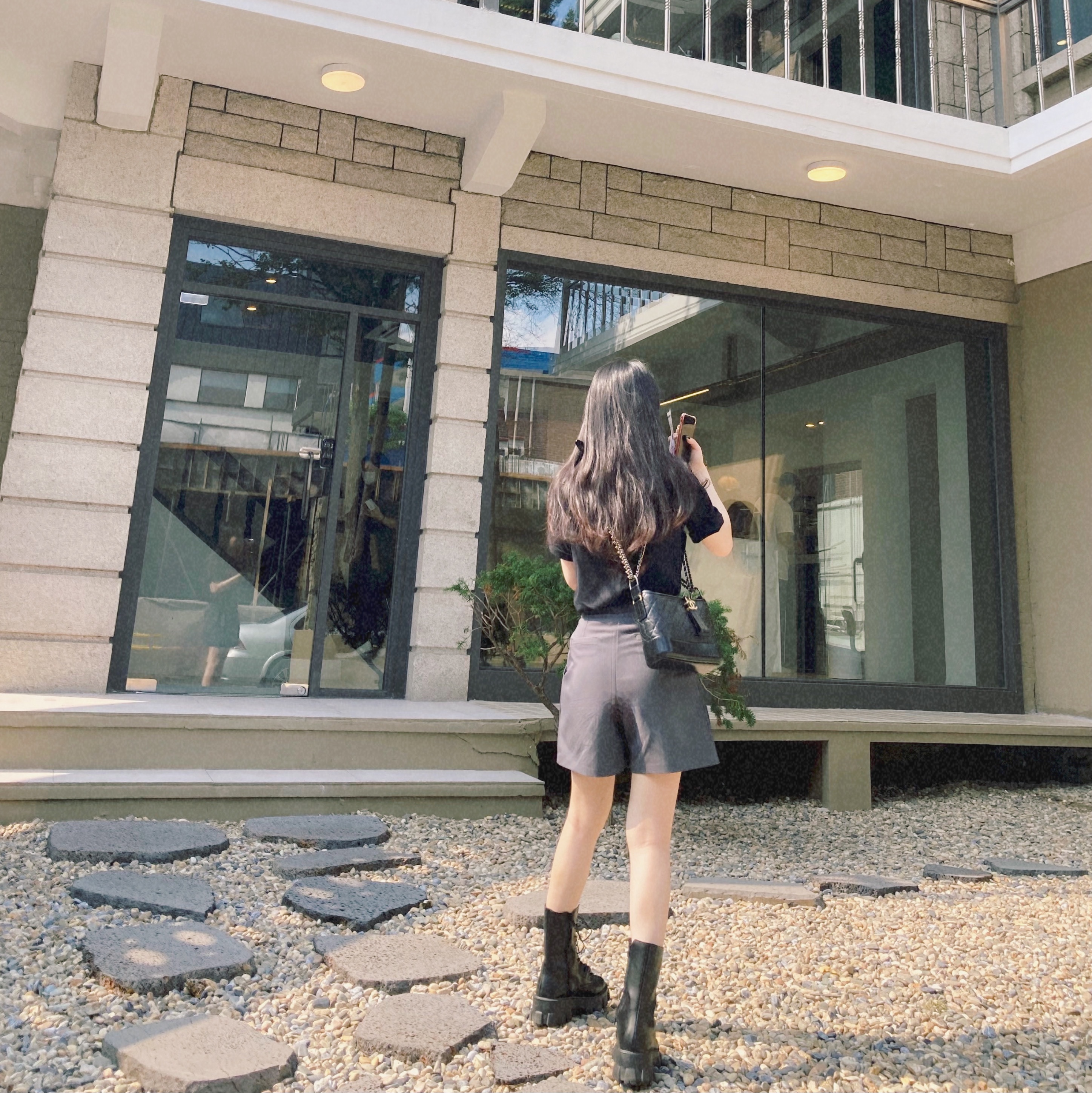 Chanel Gabrielle Small Hobo Bag Aged Calfskin & Gold Black, (W) Saint Laurent Boyfriend Fit Short Sleeve T-Shirt Black 착용 스타일 - 1